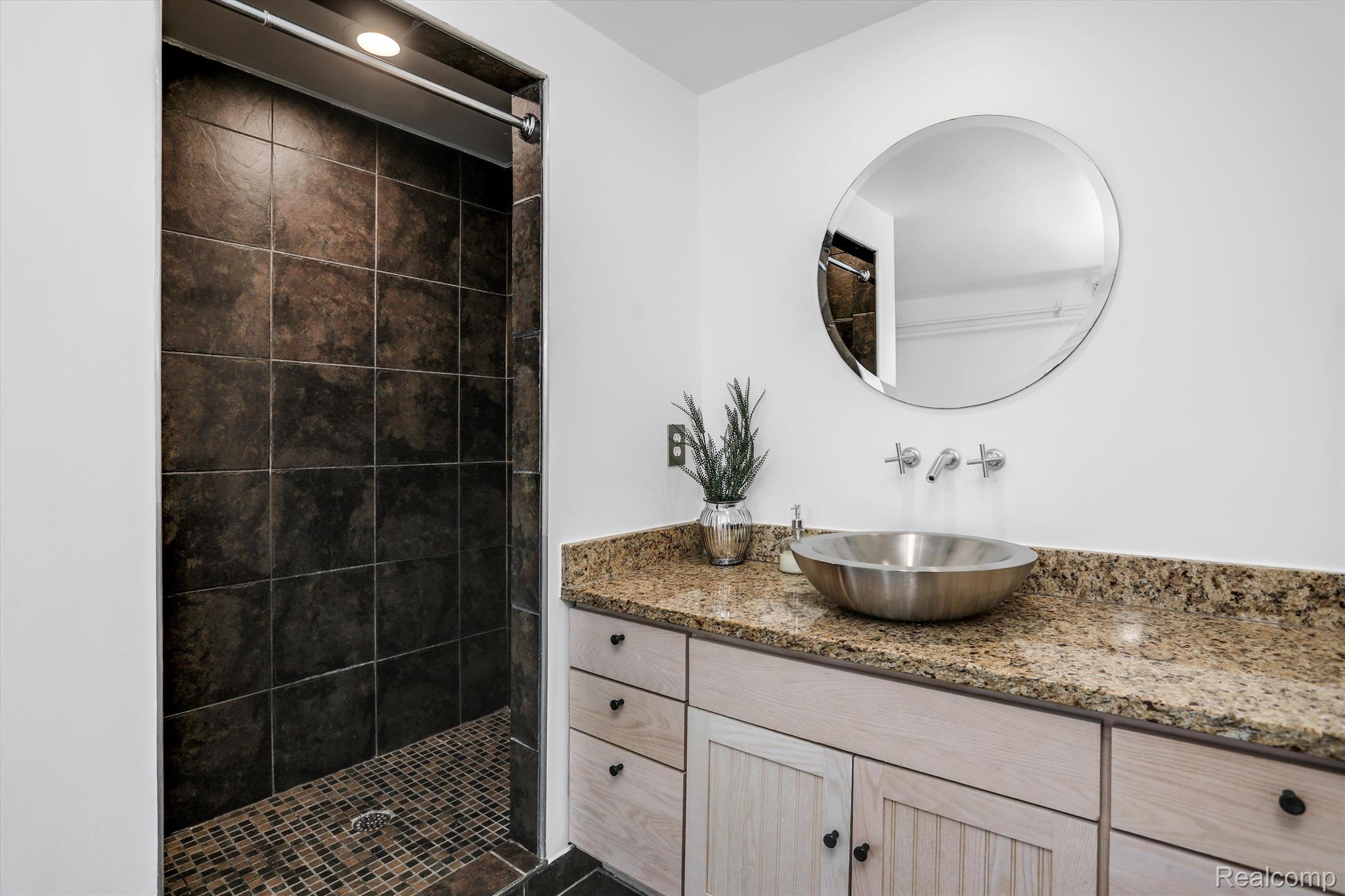 2843 E Grand Boulevard Unit: 1