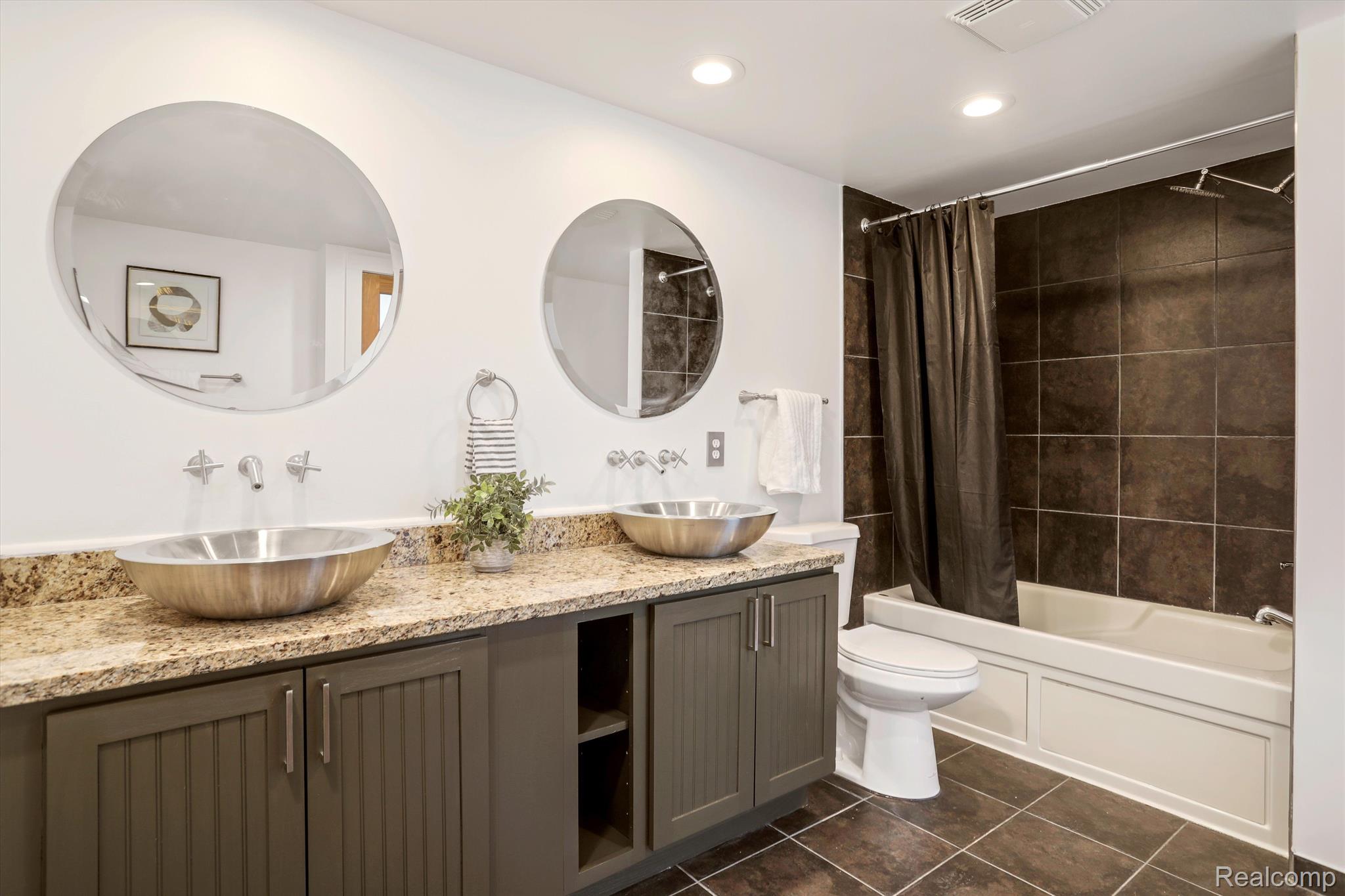 2843 E Grand Boulevard Unit: 1