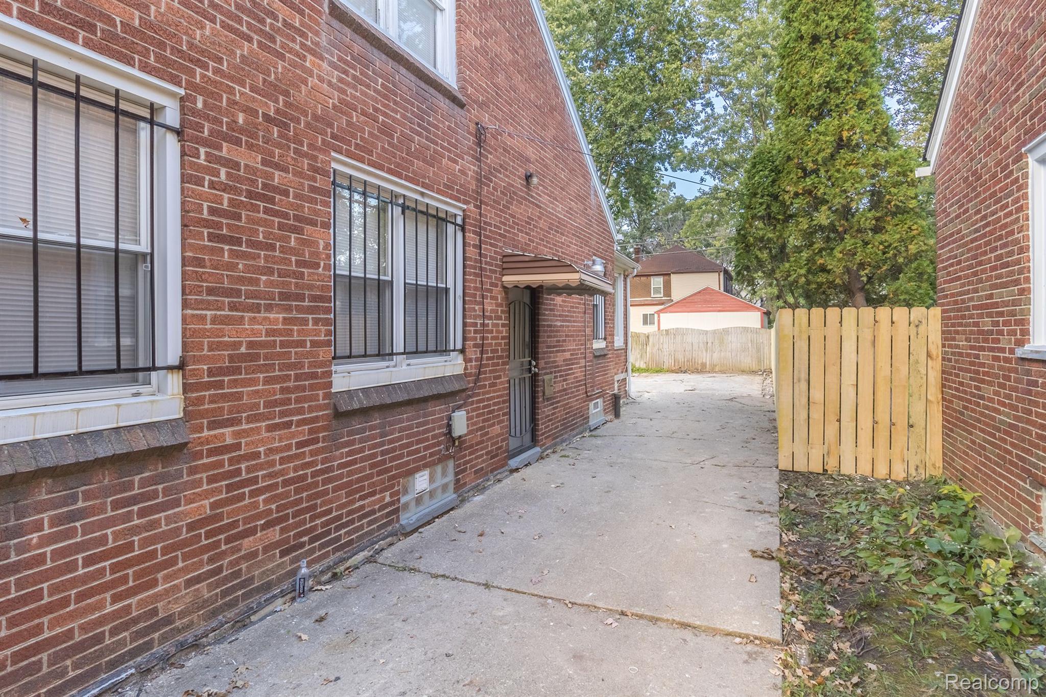 5090 CHATSWORTH Street