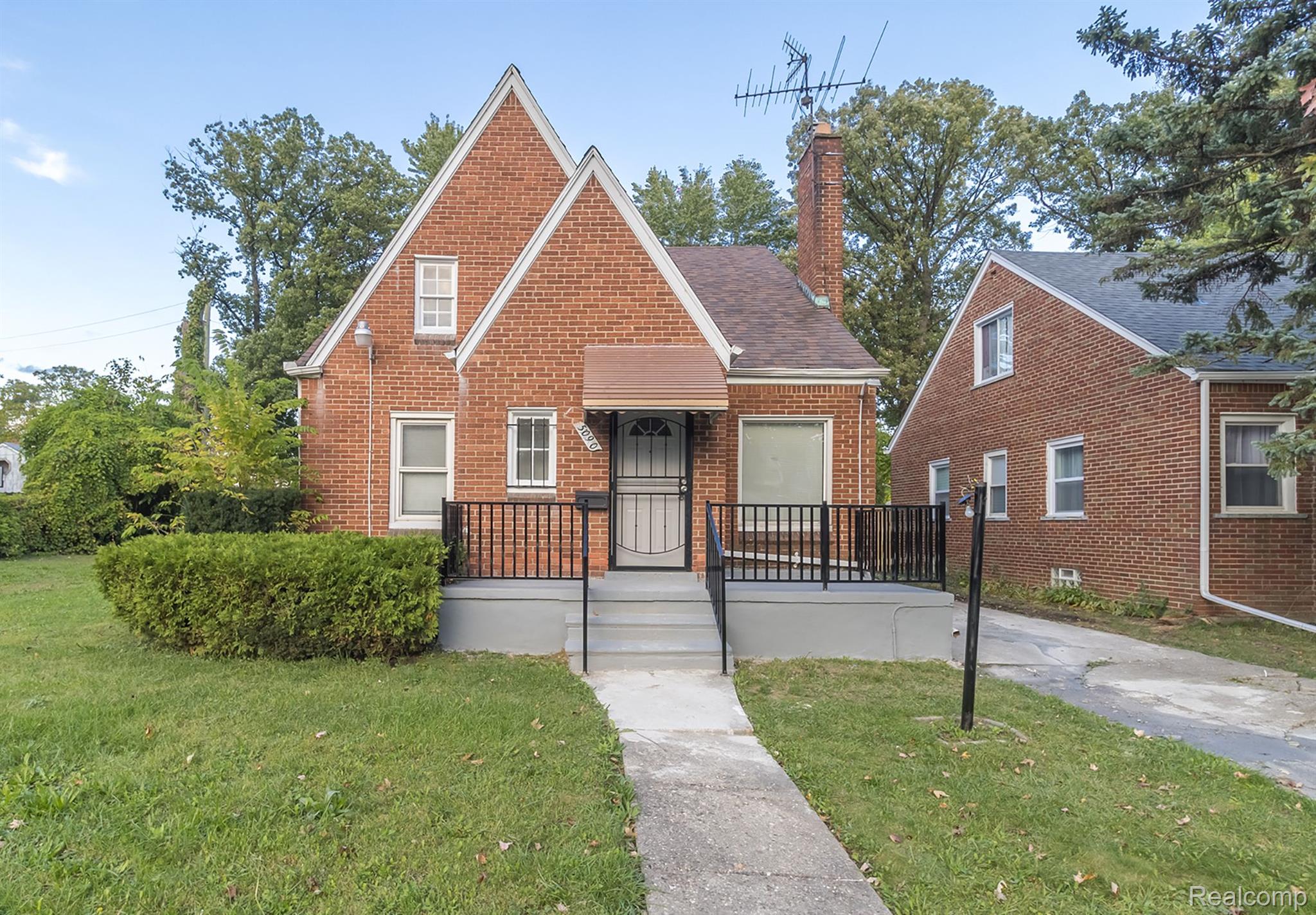 5090 CHATSWORTH Street