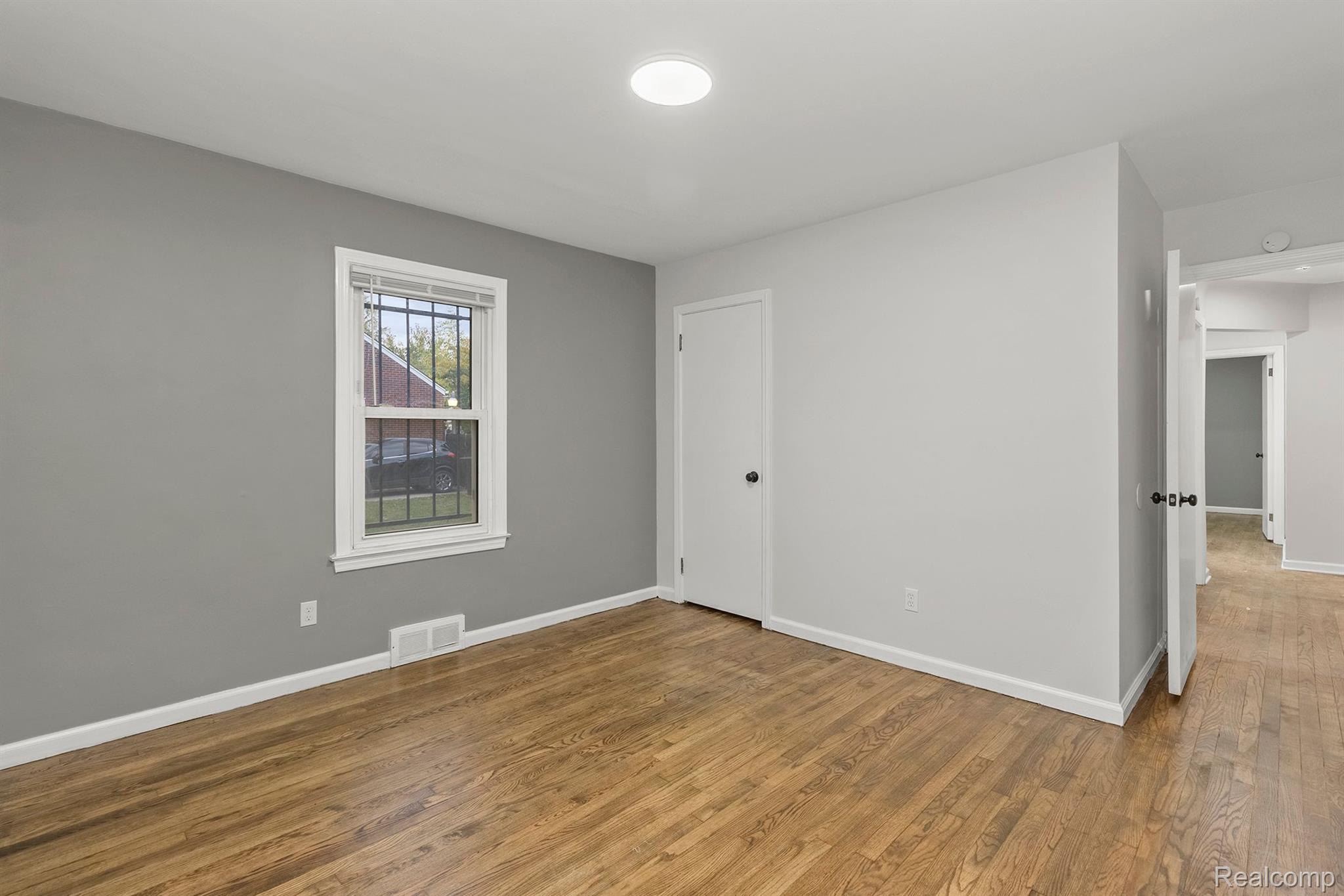 5090 CHATSWORTH Street