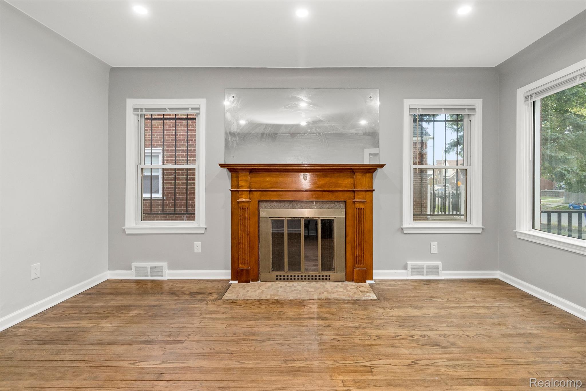 5090 CHATSWORTH Street