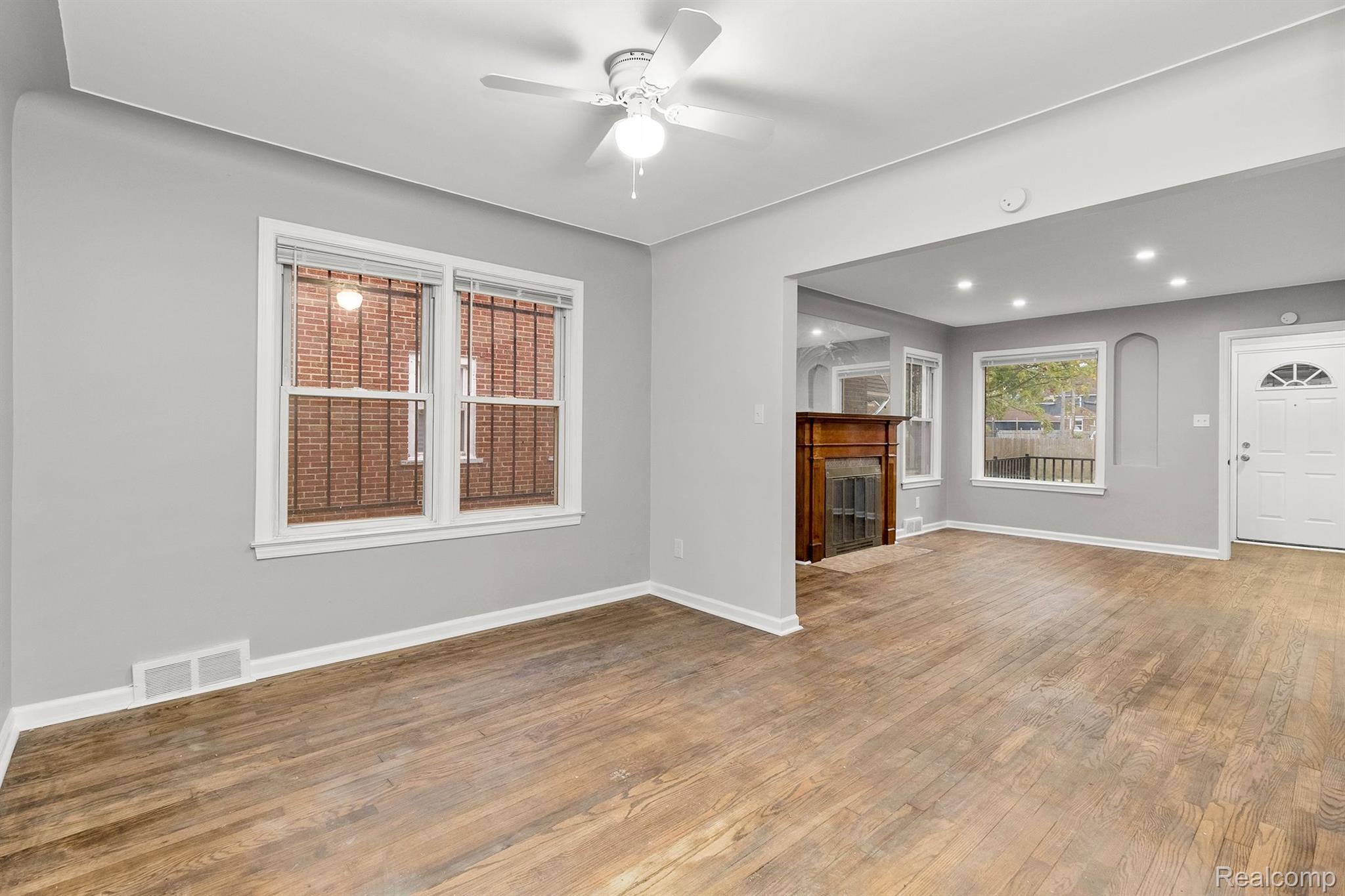 5090 CHATSWORTH Street