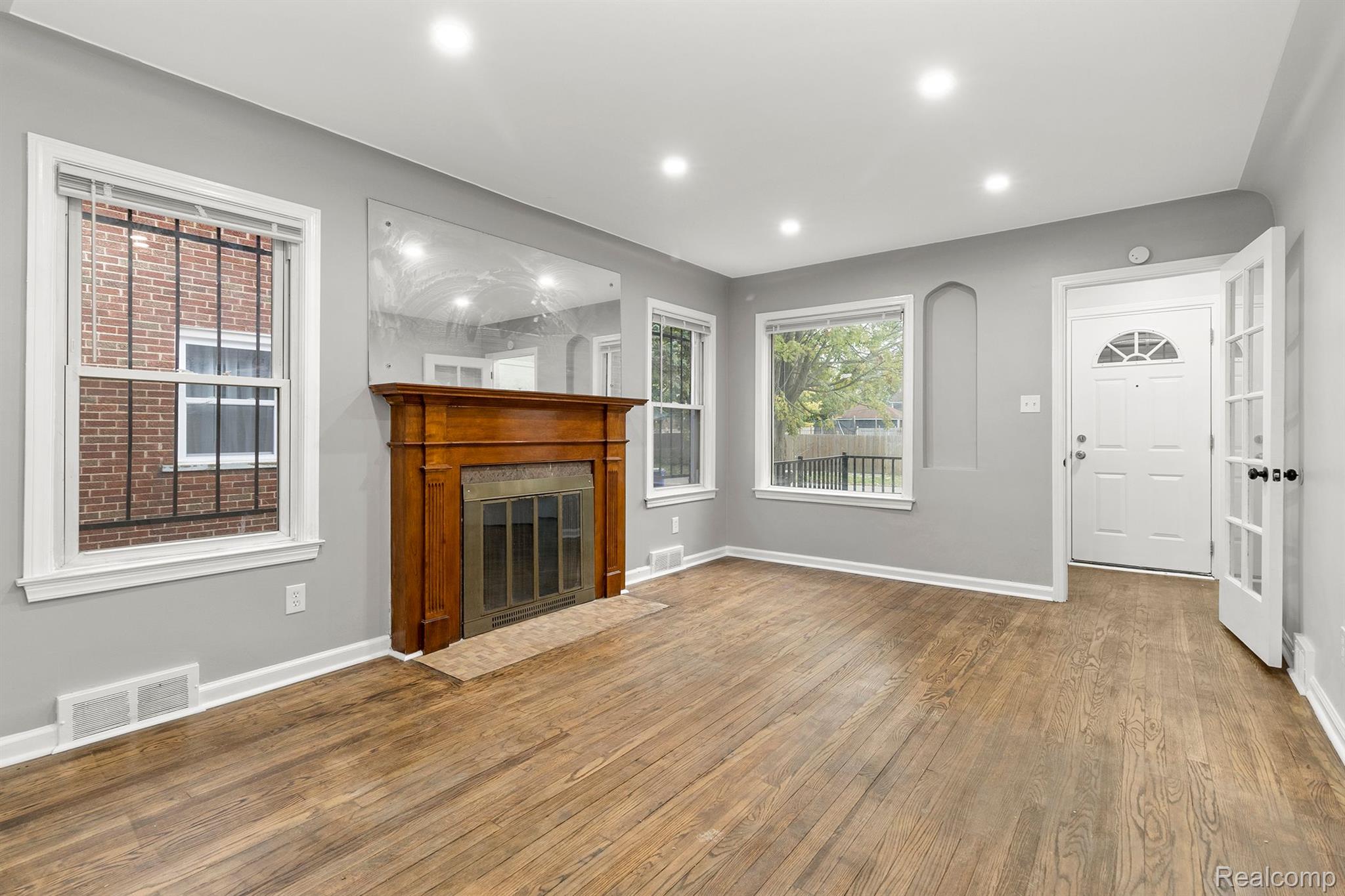 5090 CHATSWORTH Street