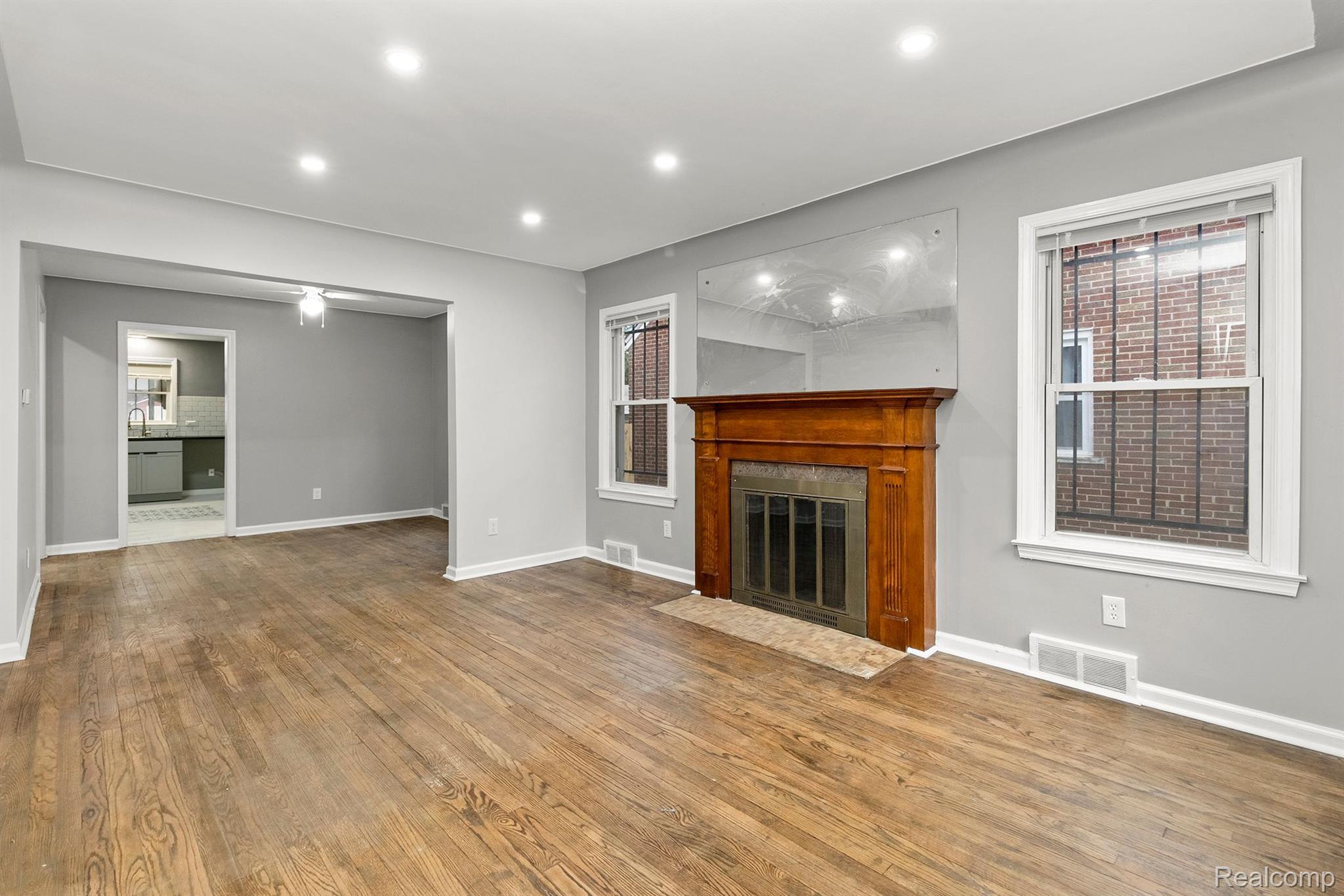 5090 CHATSWORTH Street