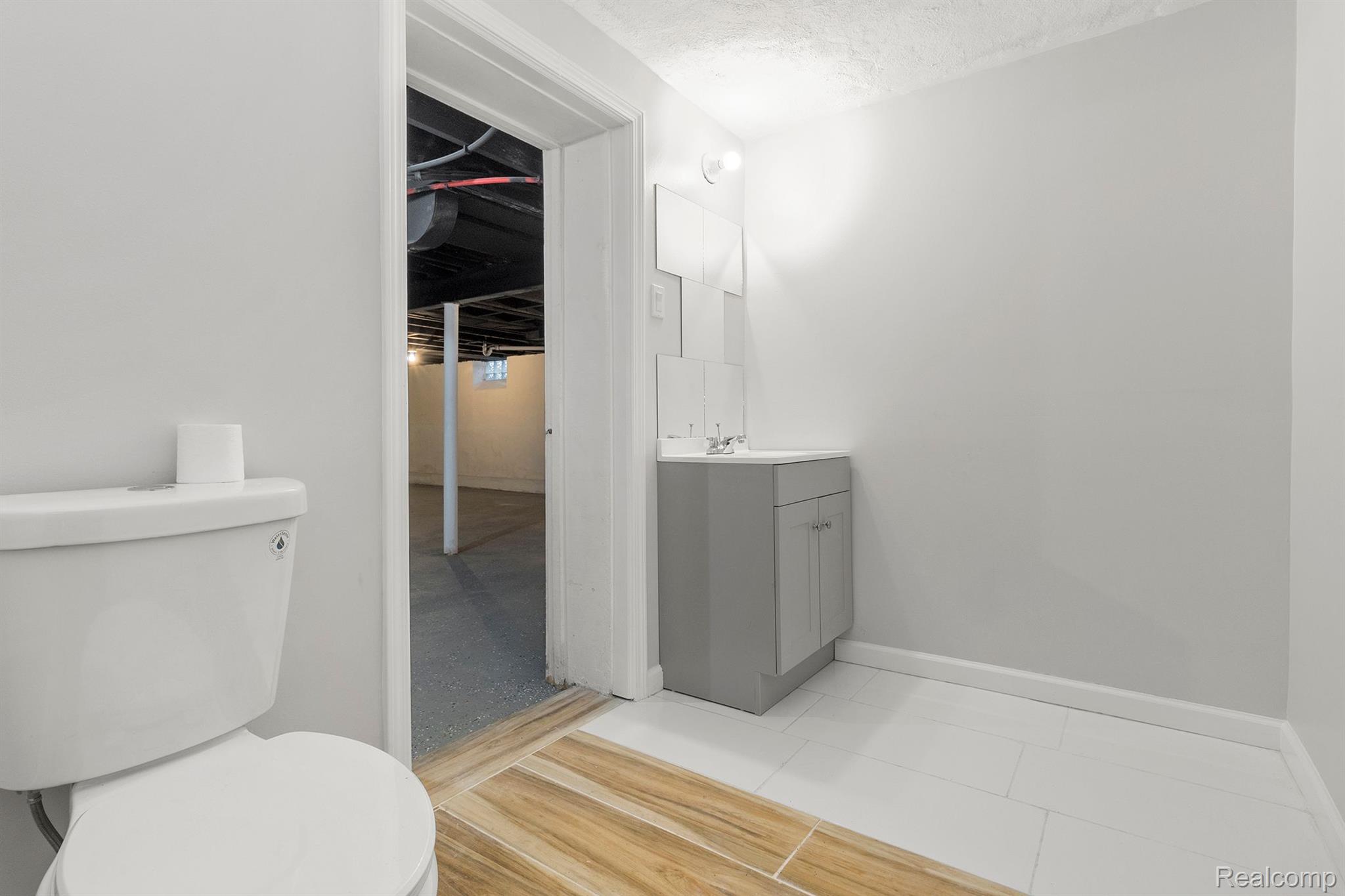 5090 CHATSWORTH Street