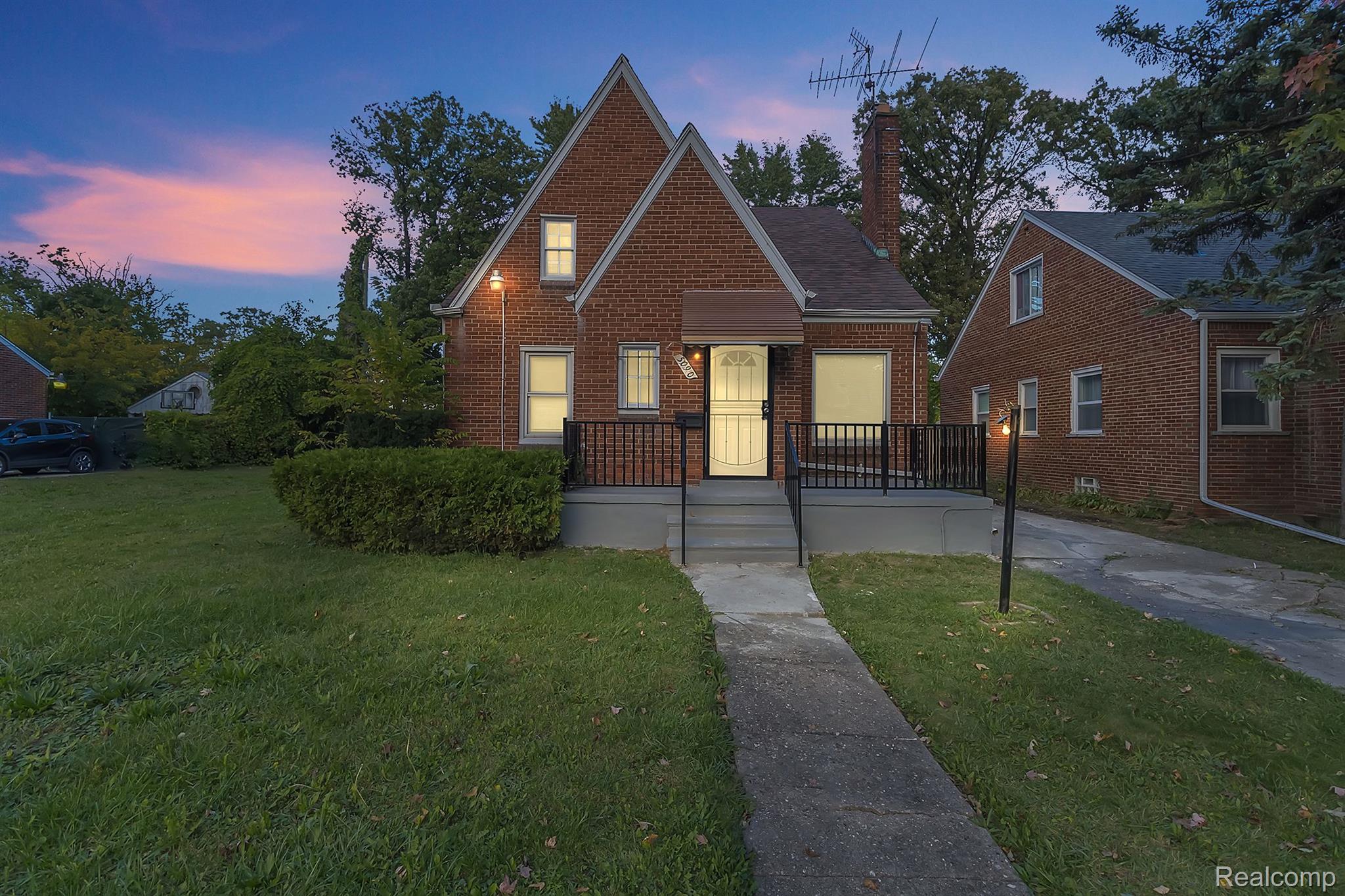 5090 CHATSWORTH Street