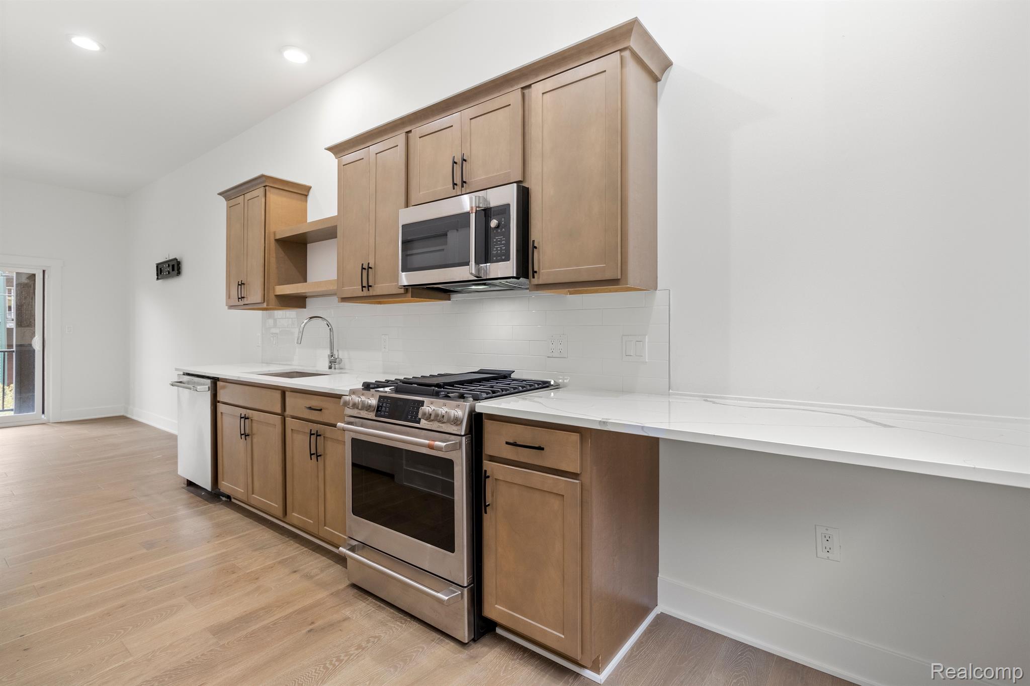 2037 11TH Street Unit: 4