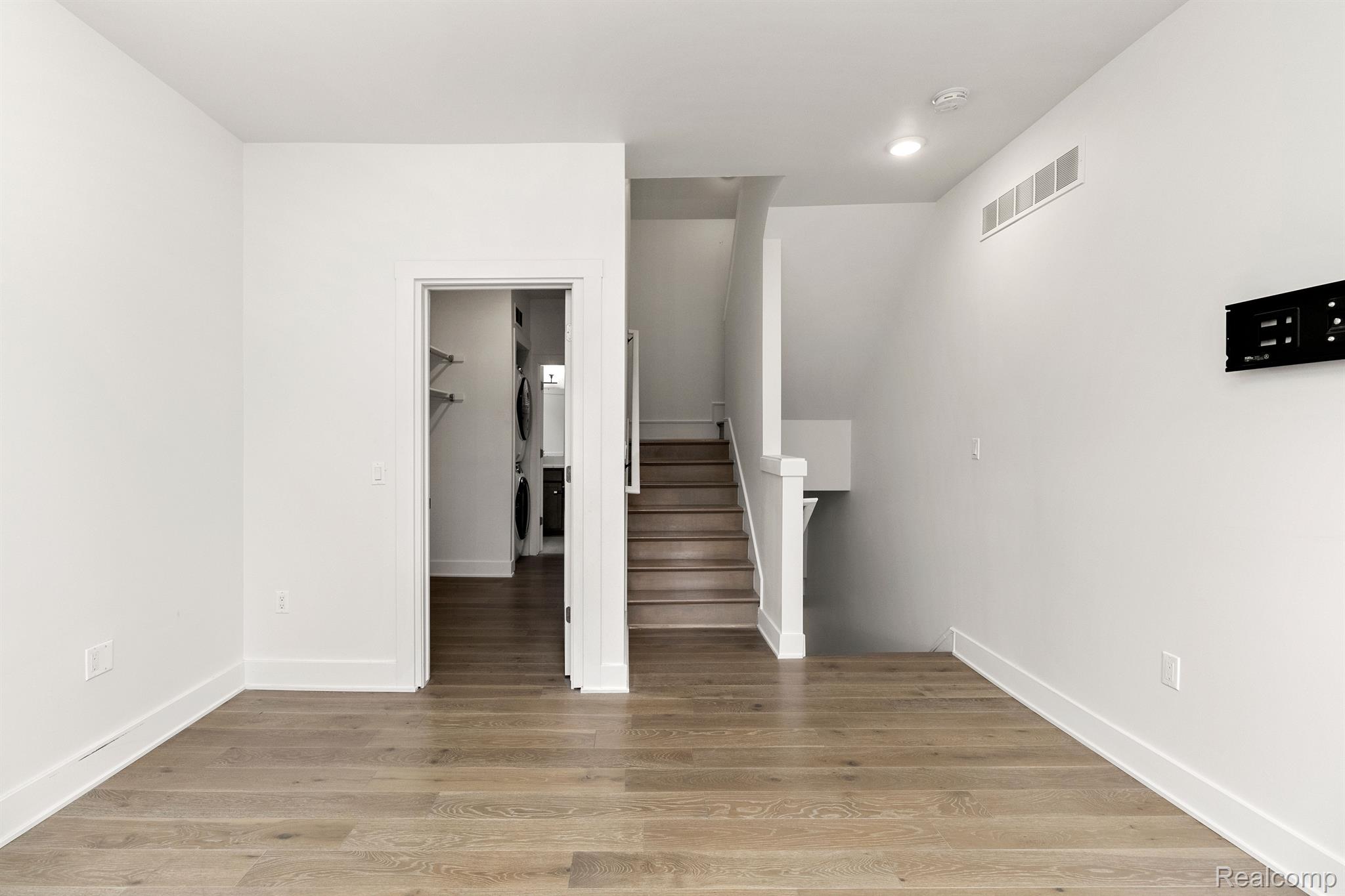 2037 11TH Street Unit: 4