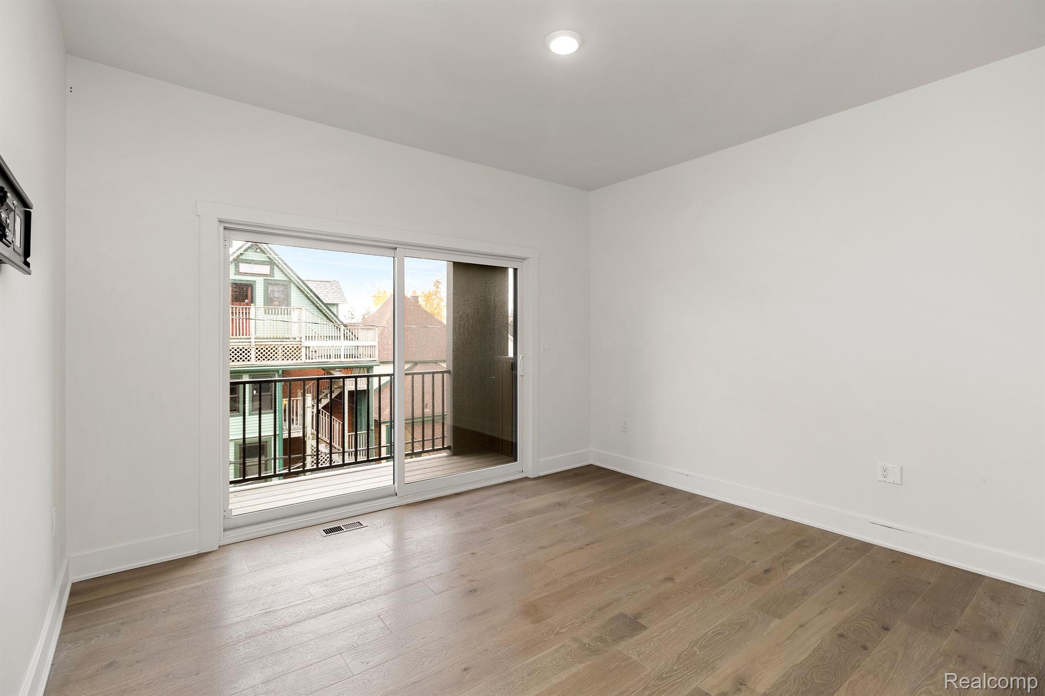 2037 11TH Street Unit: 4