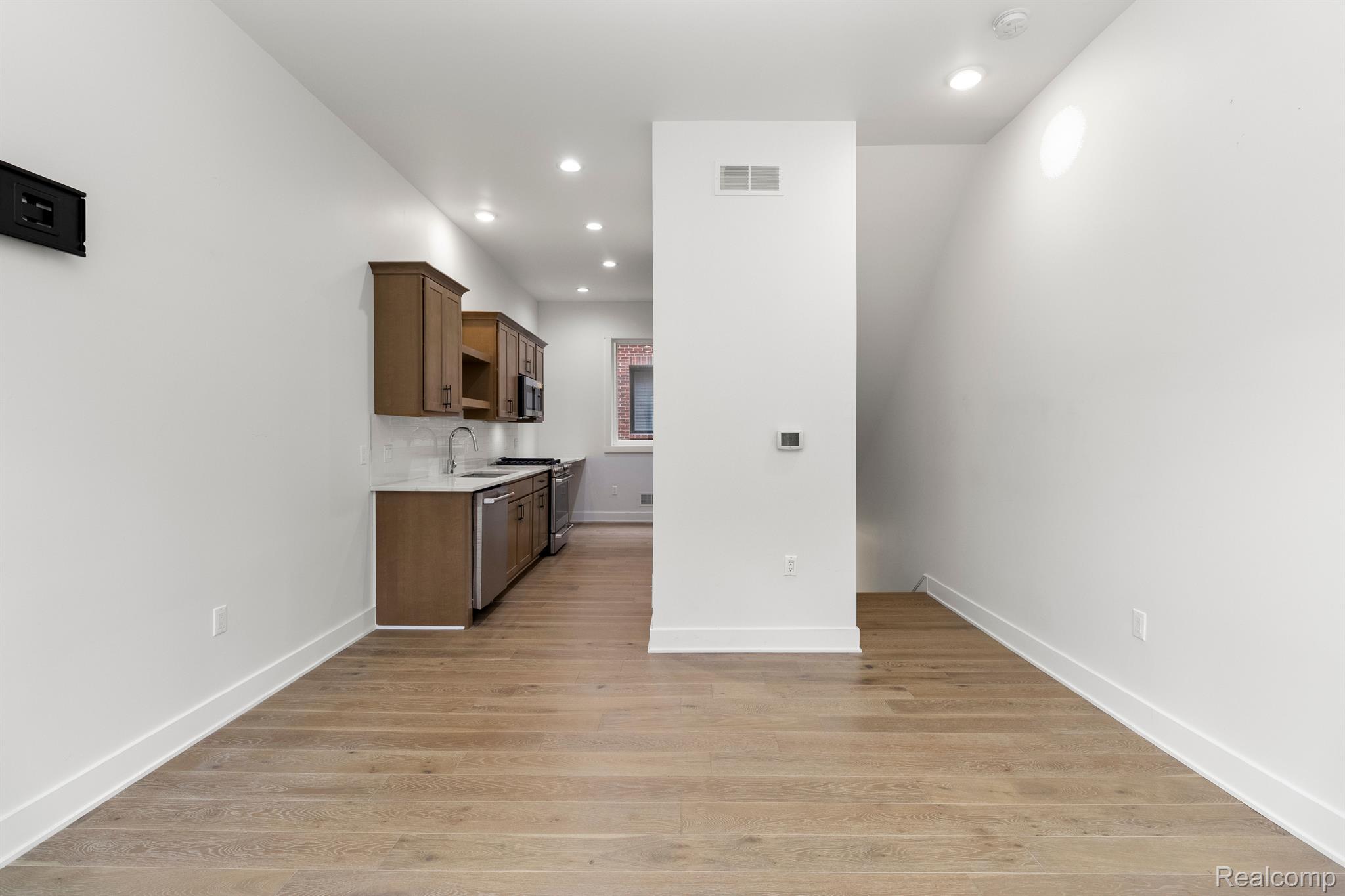 2037 11TH Street Unit: 4