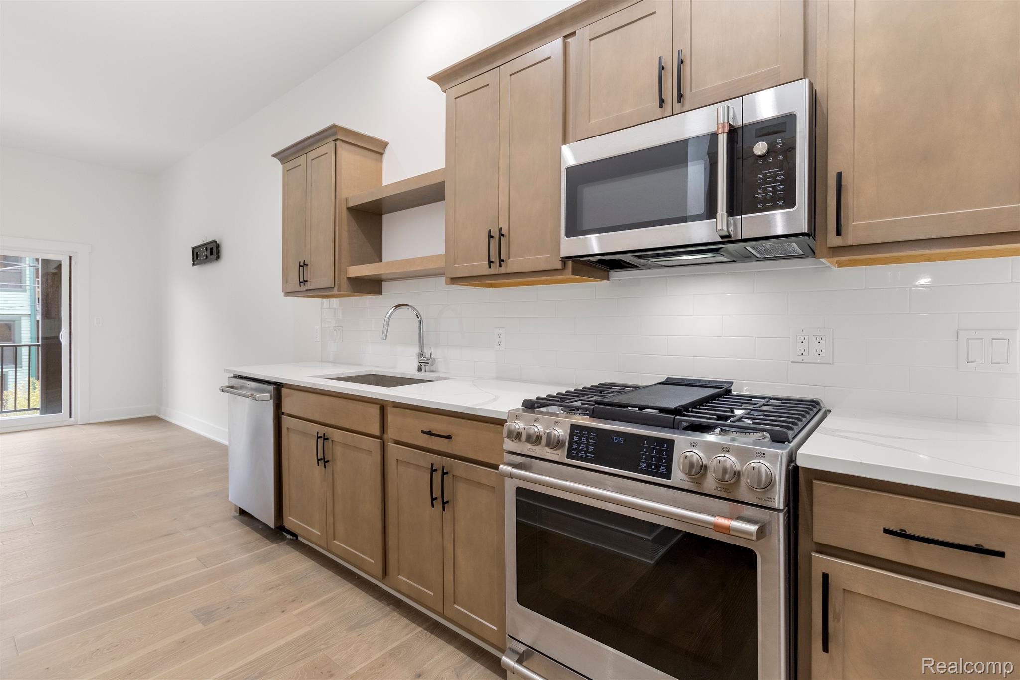 2037 11TH Street Unit: 4