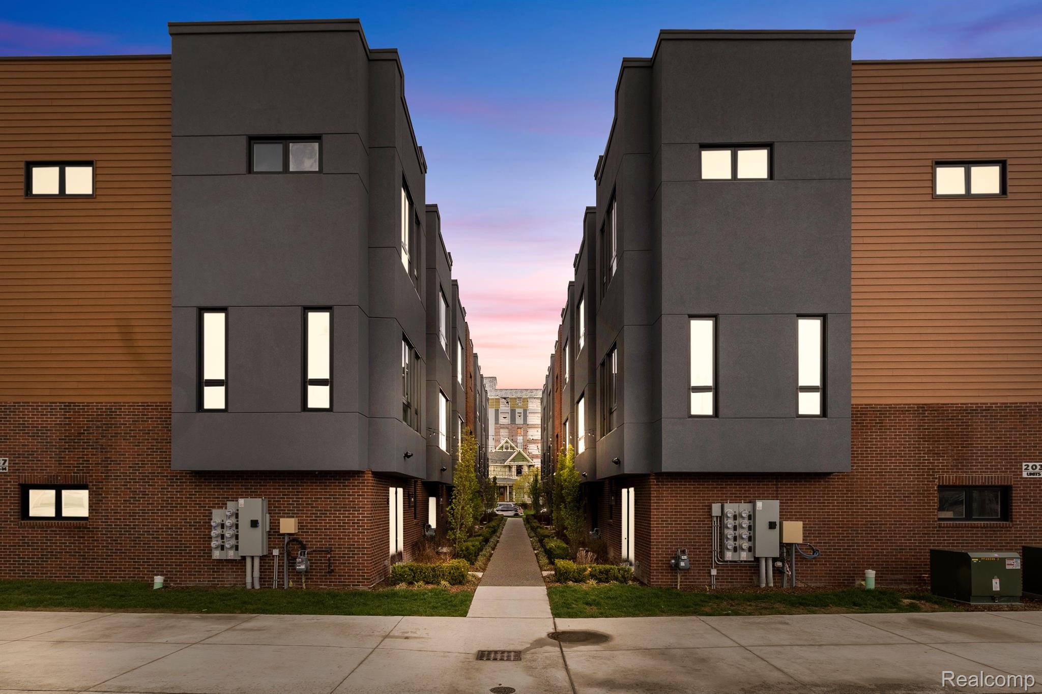 2037 11TH Street Unit: 4