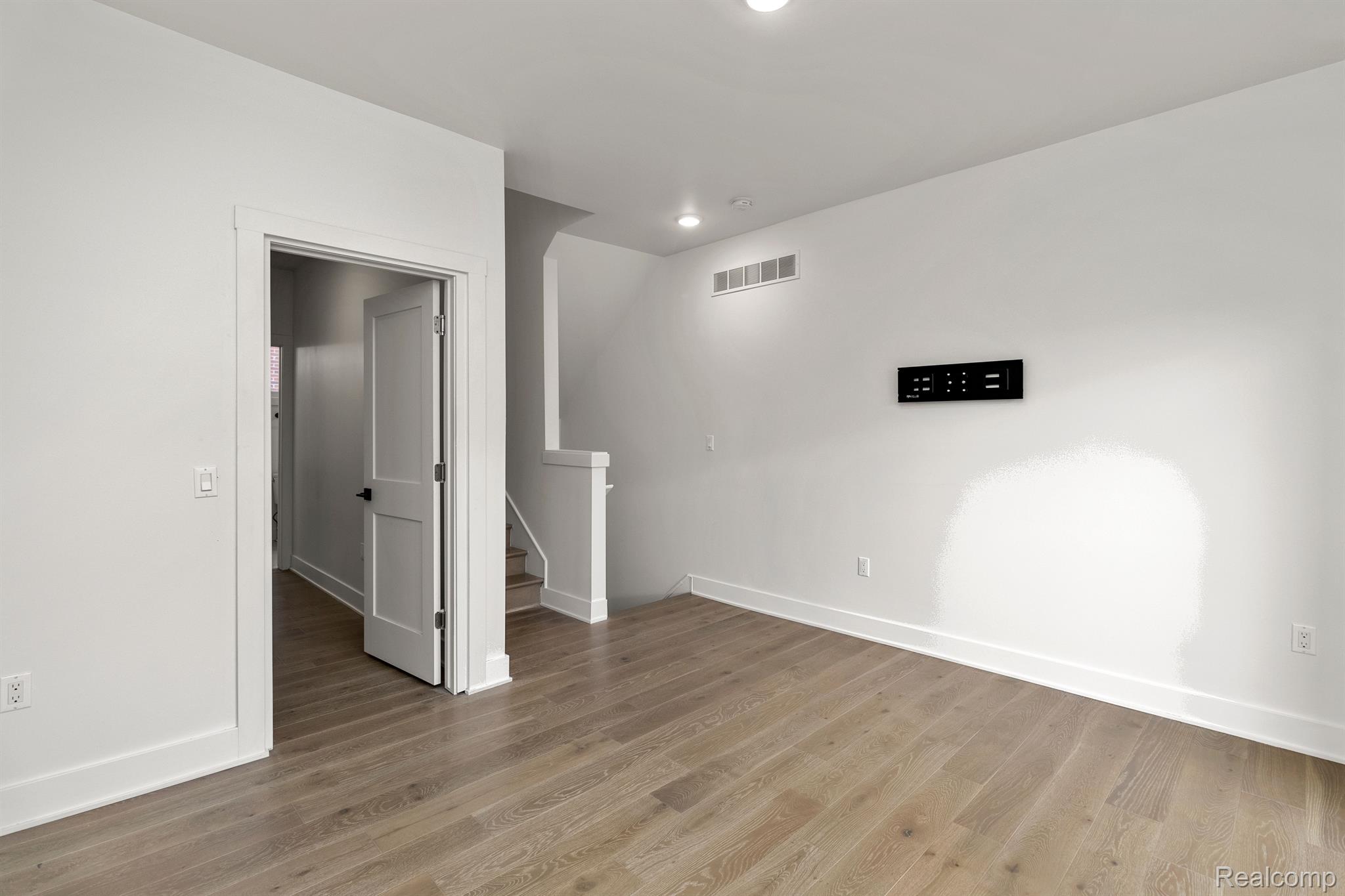 2037 11TH Street Unit: 4