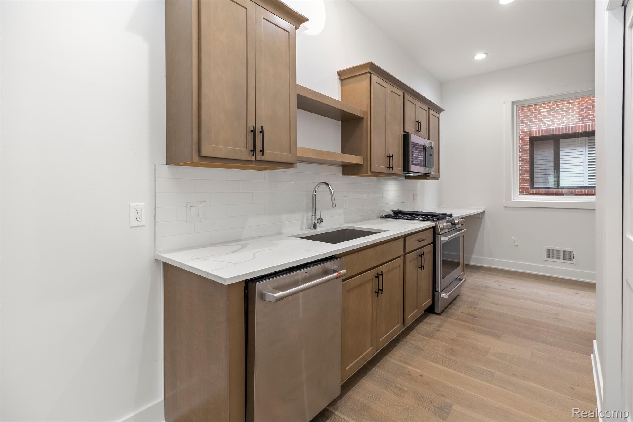 2037 11TH Street Unit: 4