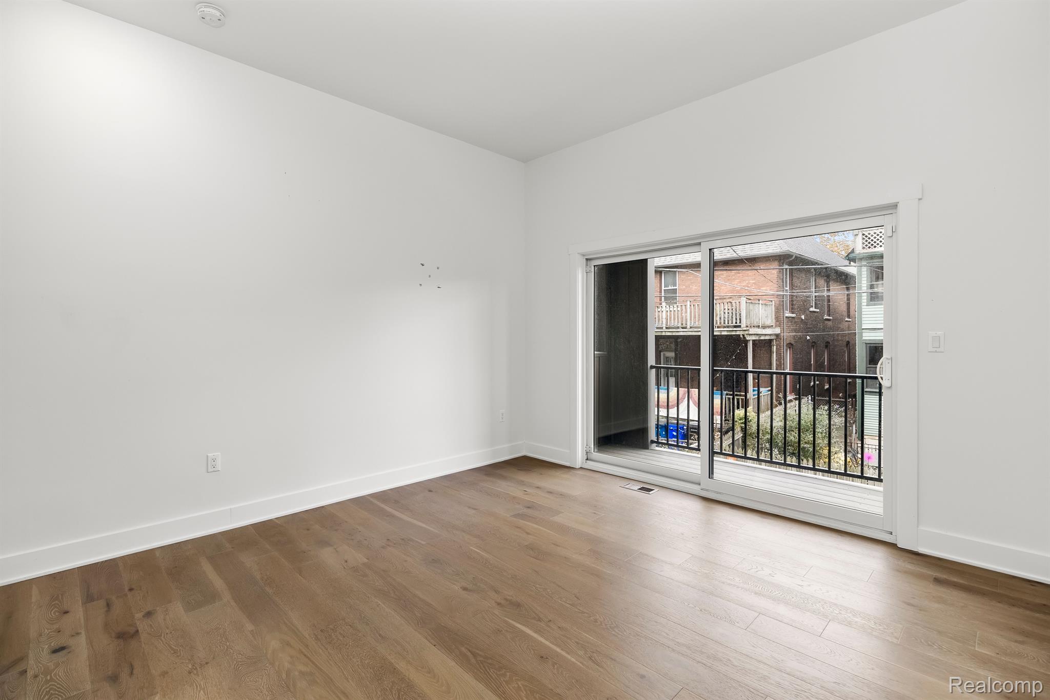 2037 11TH Street Unit: 4