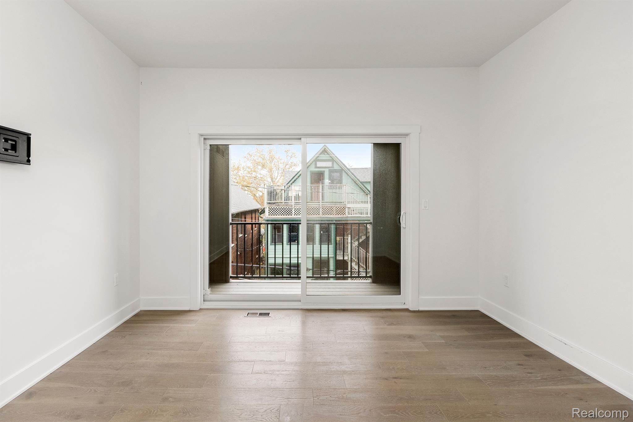 2037 11TH Street Unit: 4