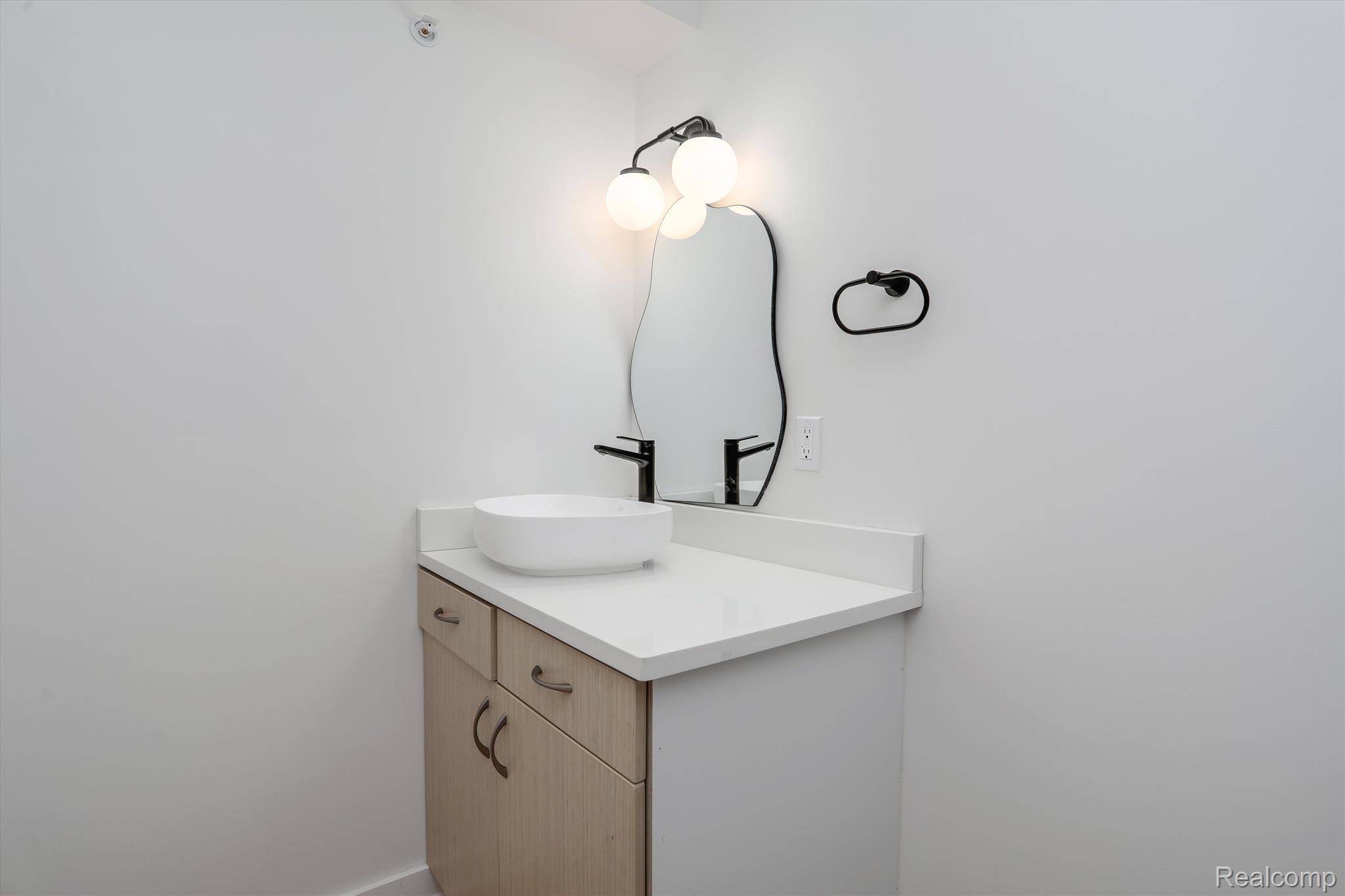 95 E Euclid St Unit: 204