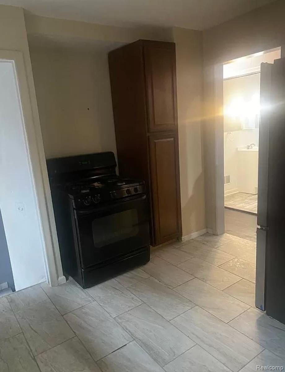 10389 SOMERSET Avenue