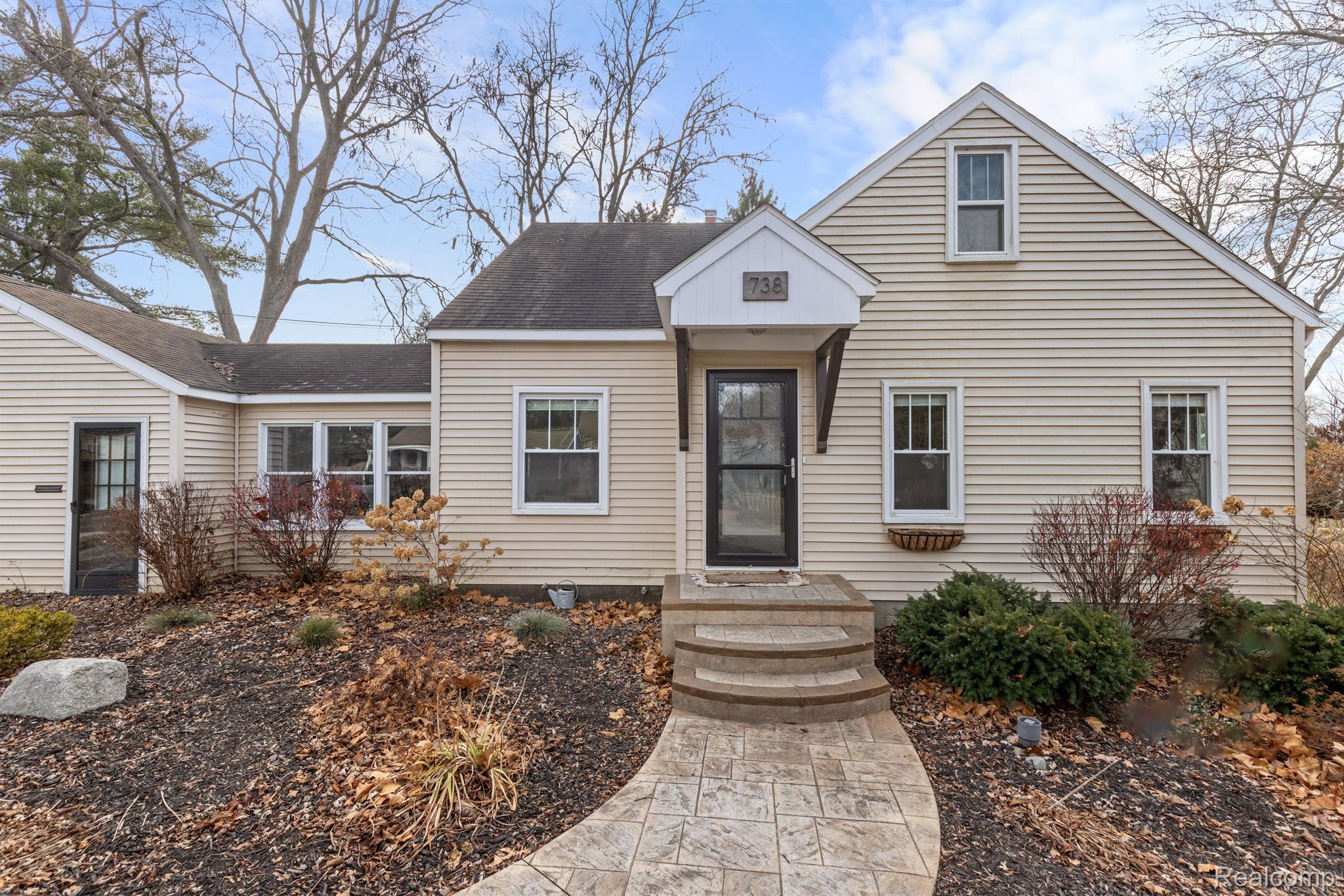 738 E LIBERTY Street