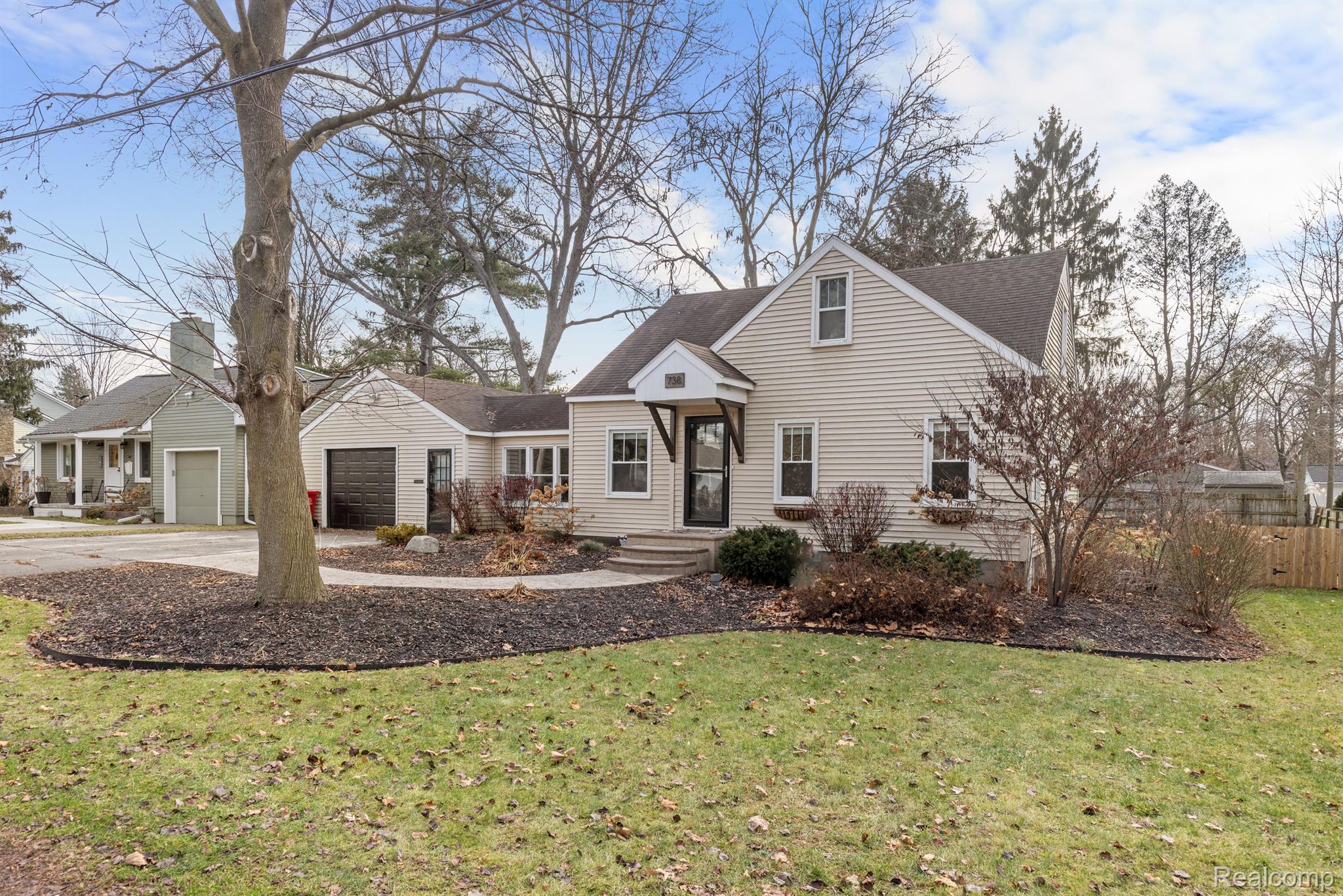 738 E LIBERTY Street