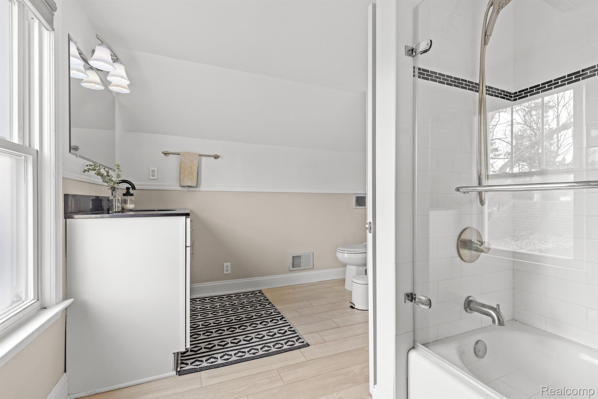 738 E LIBERTY Street