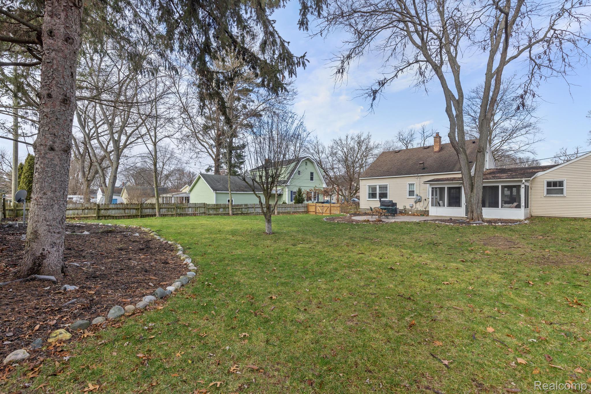 738 E LIBERTY Street