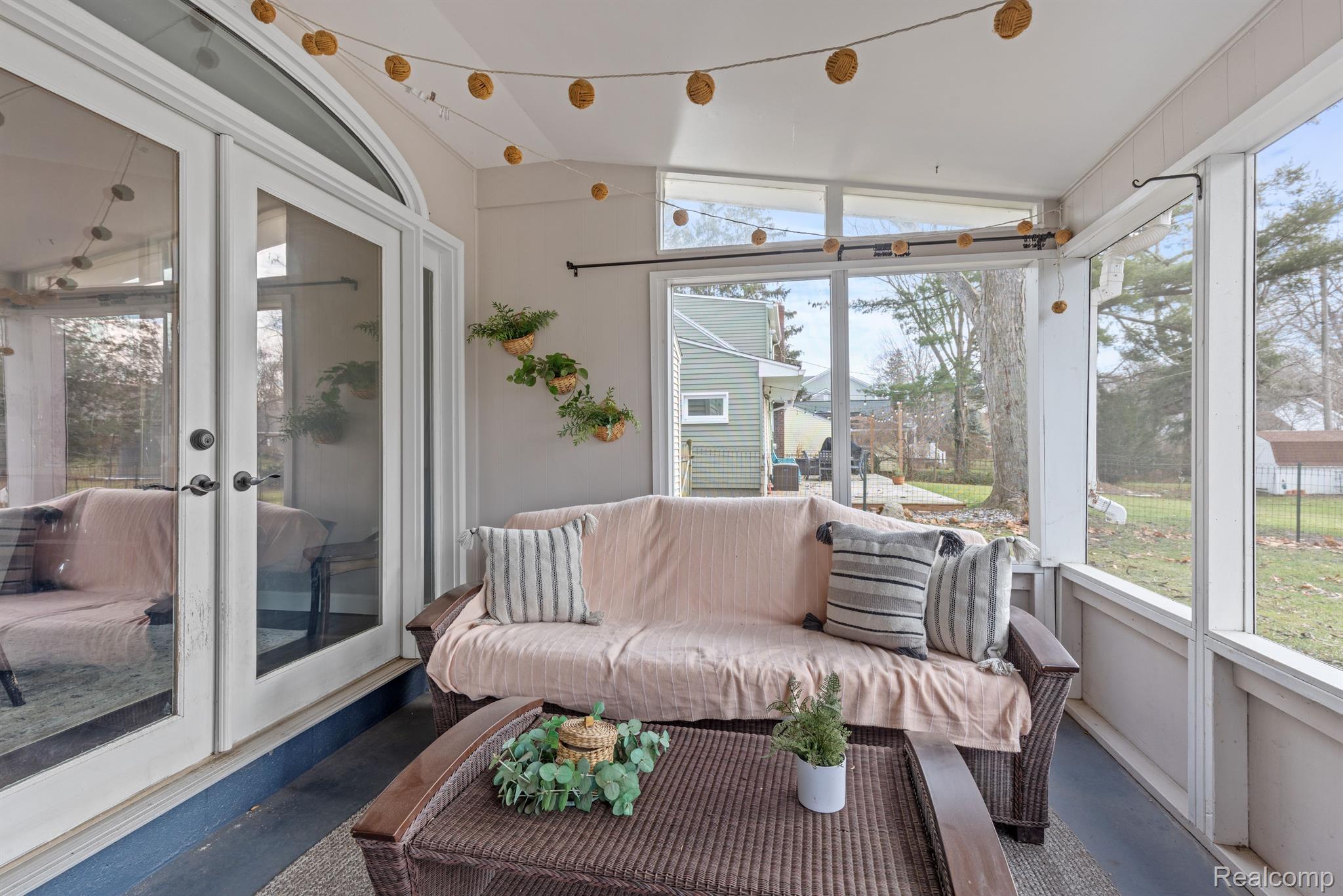 738 E LIBERTY Street