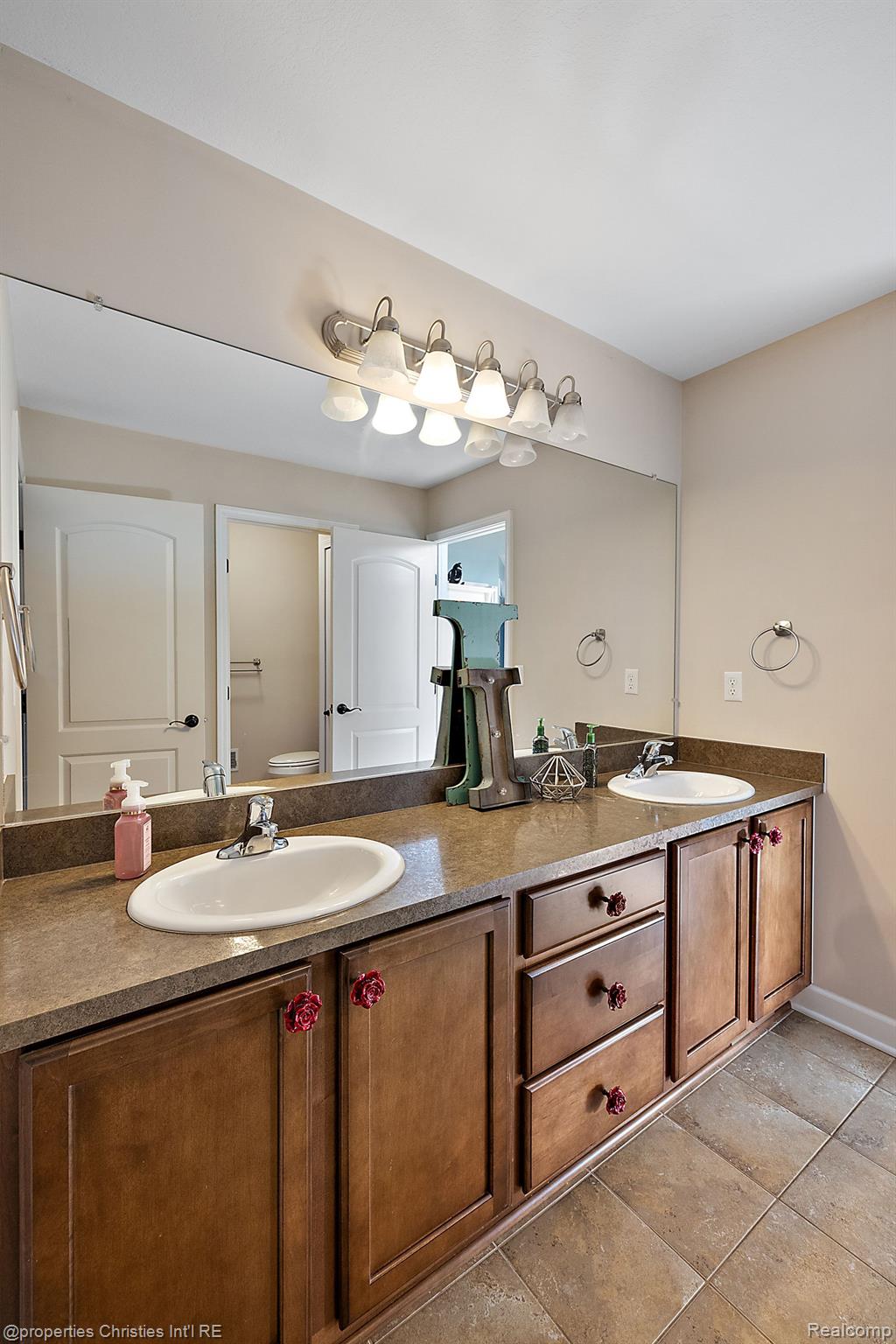 52860 WILLOWBROOK Drive