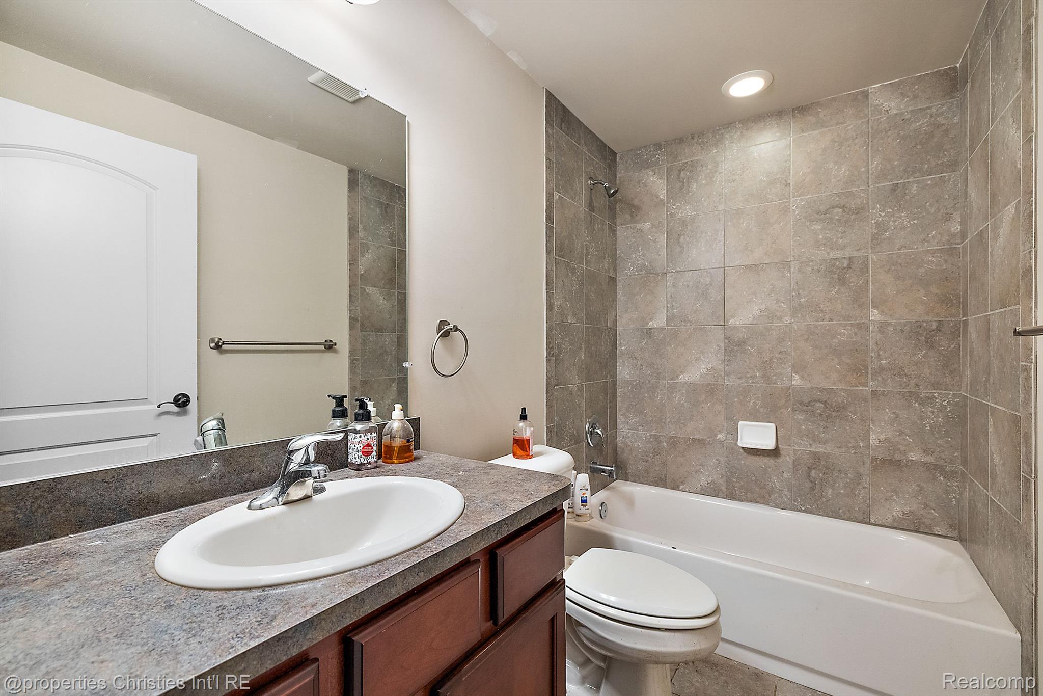 52860 WILLOWBROOK Drive