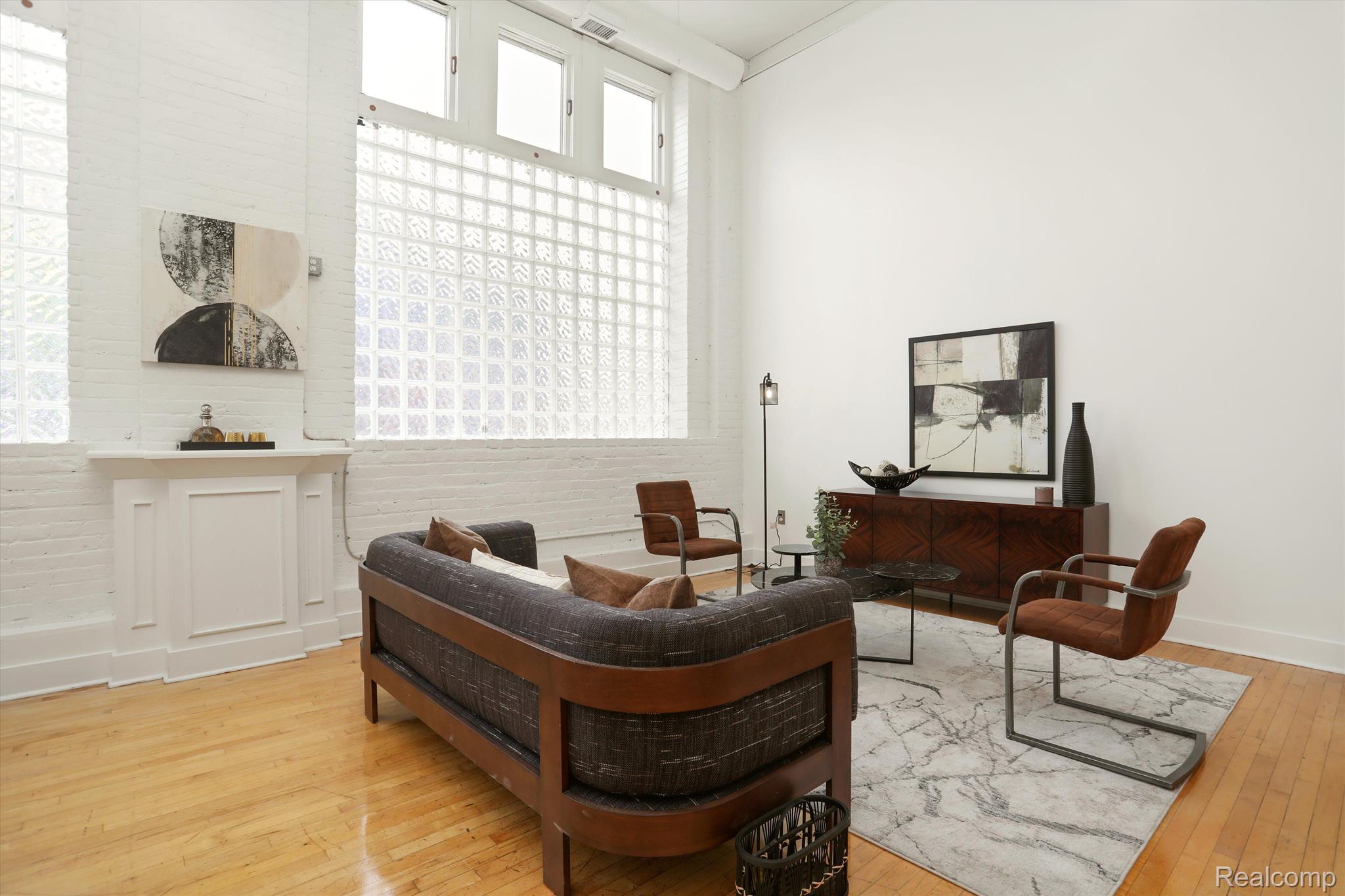 2843 E Grand Boulevard