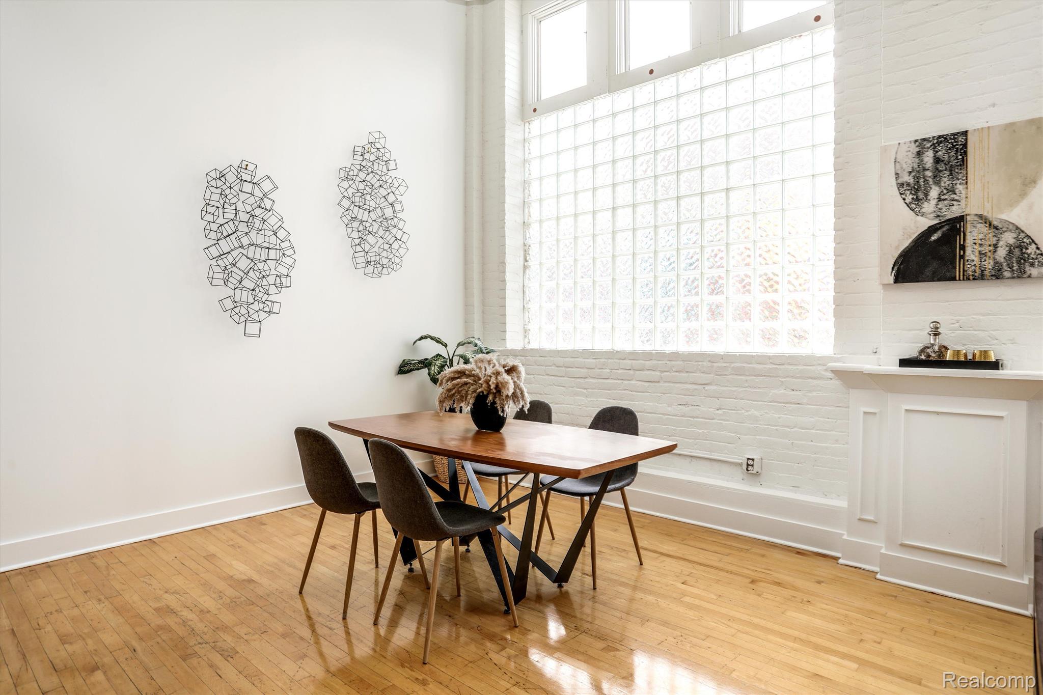 2843 E Grand Boulevard