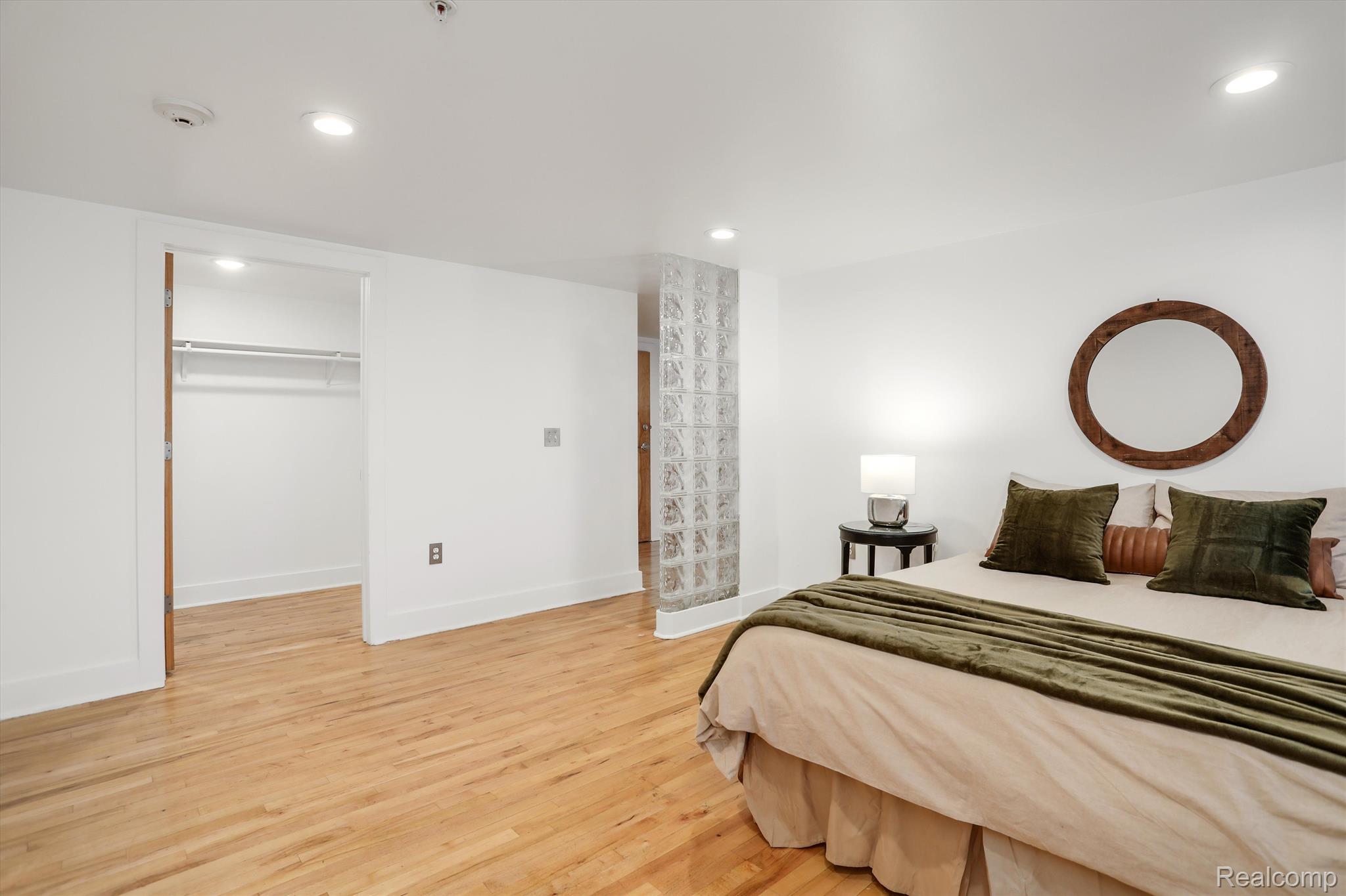 2843 E Grand Boulevard