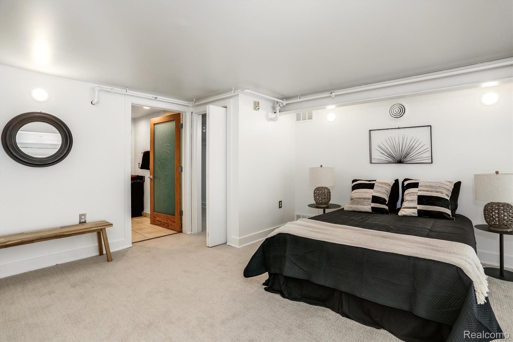 2843 E Grand Boulevard