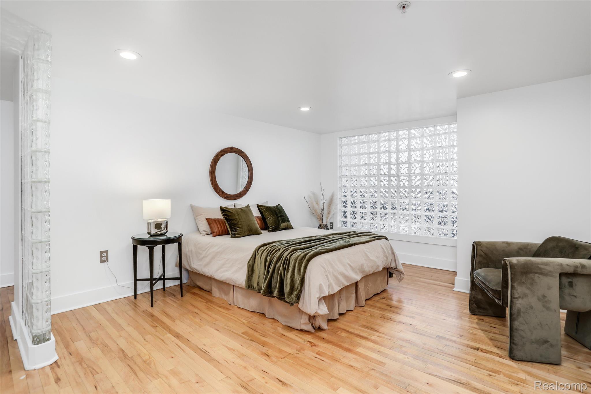 2843 E Grand Boulevard