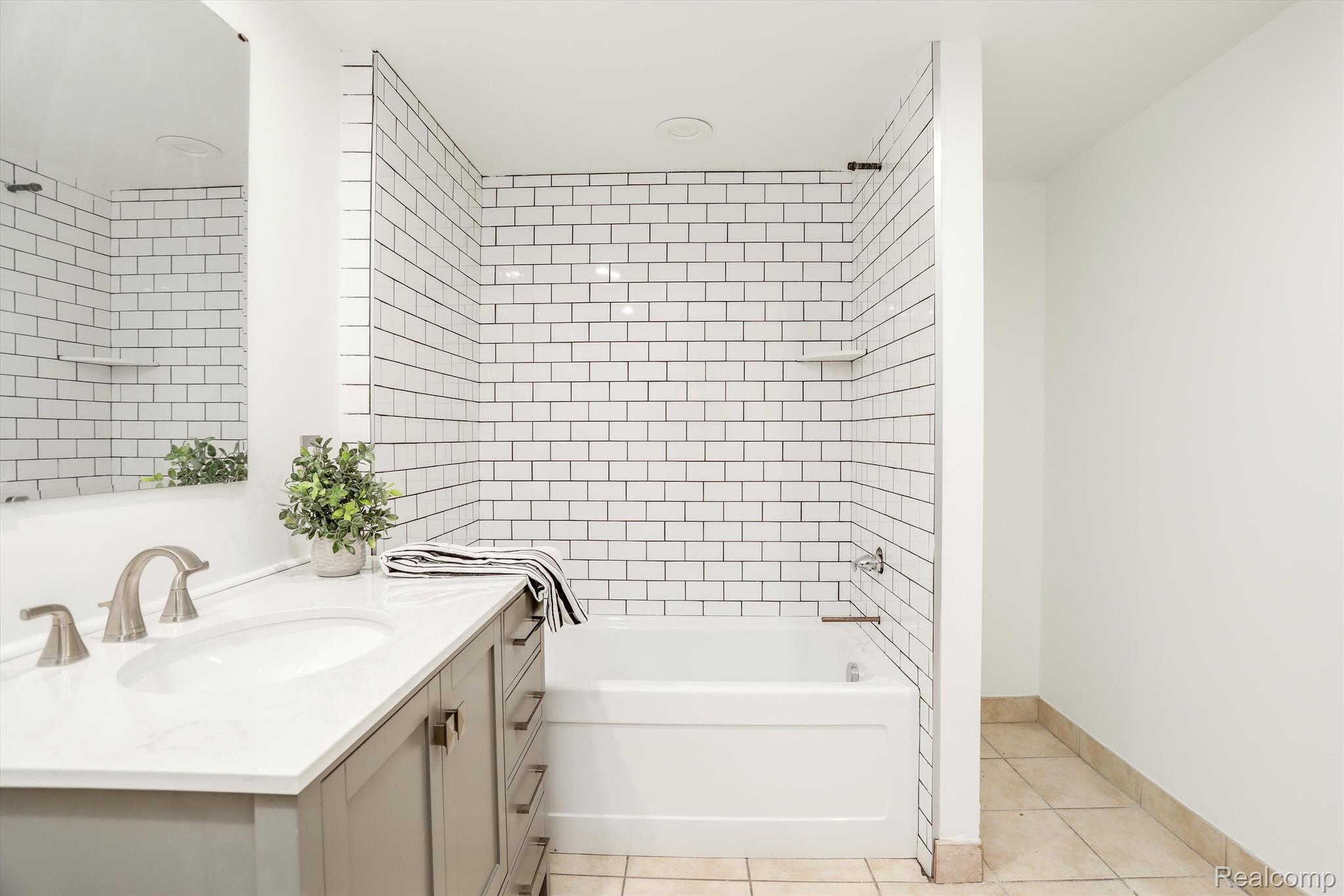 2843 E Grand Boulevard