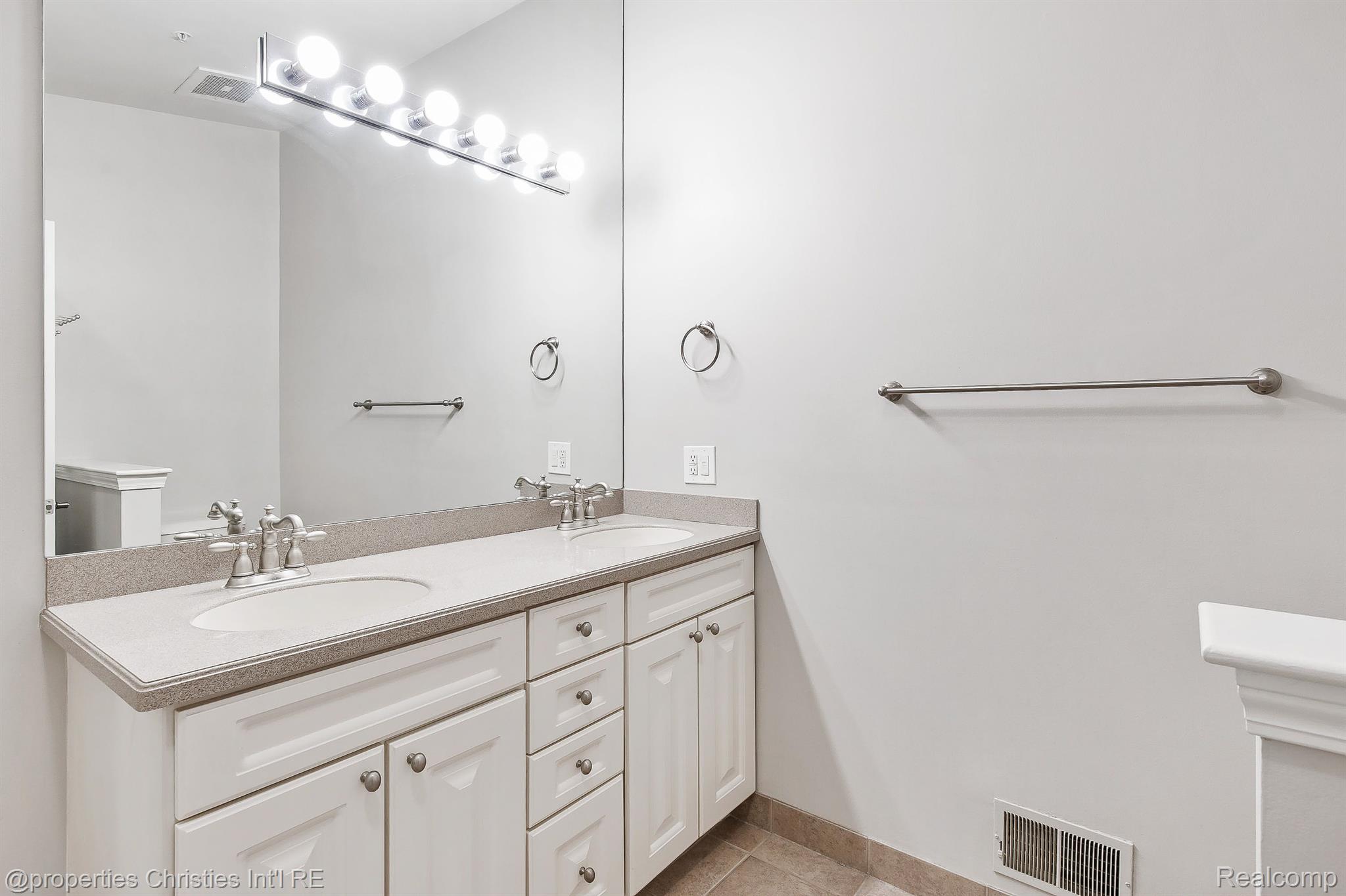 2554 WOODWARD Avenue