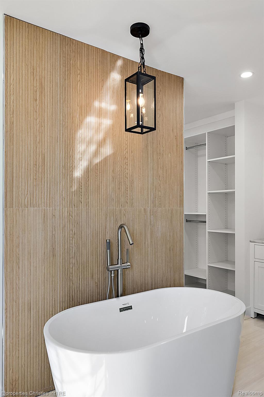 2423 CHICAGO Boulevard