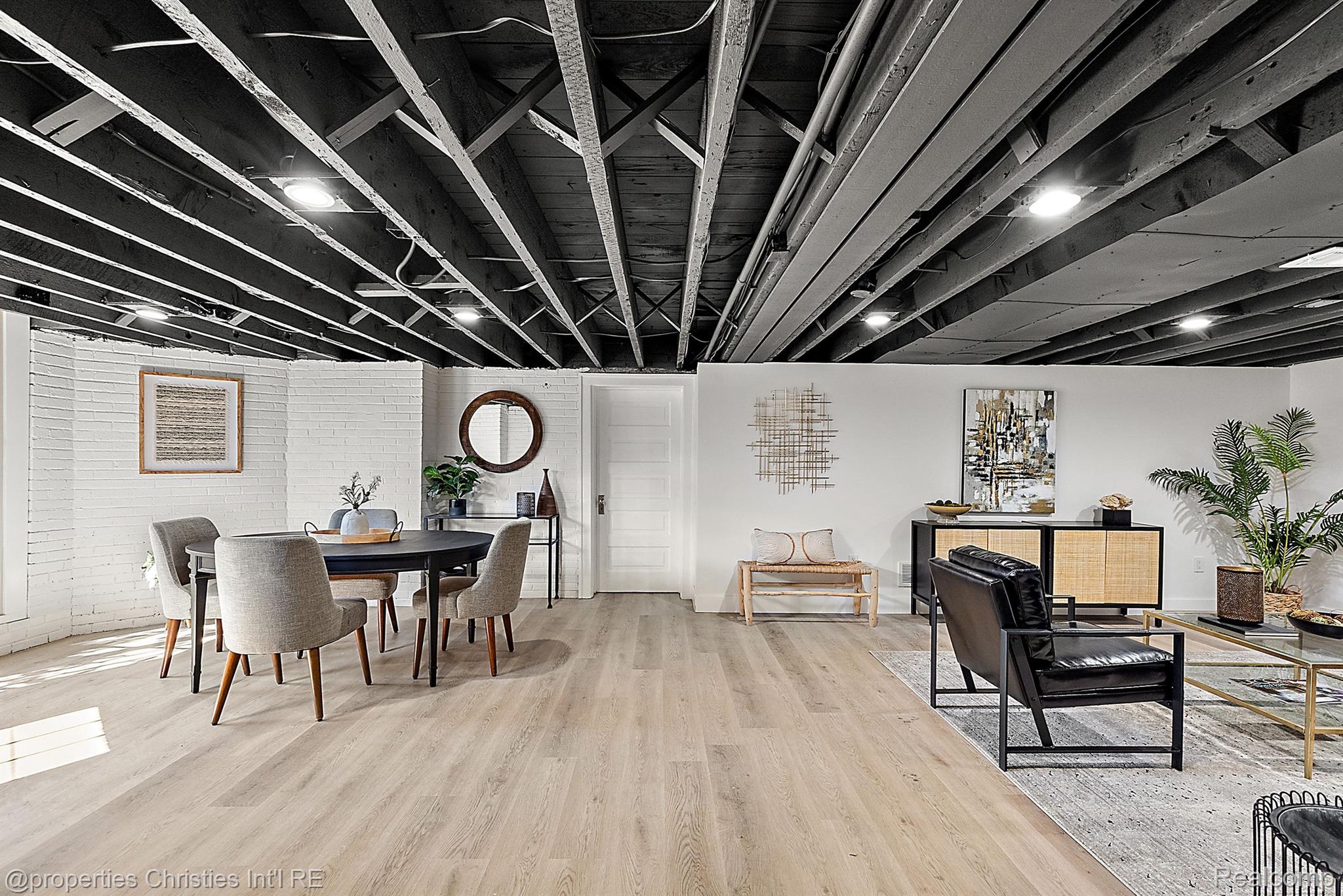 2423 CHICAGO Boulevard