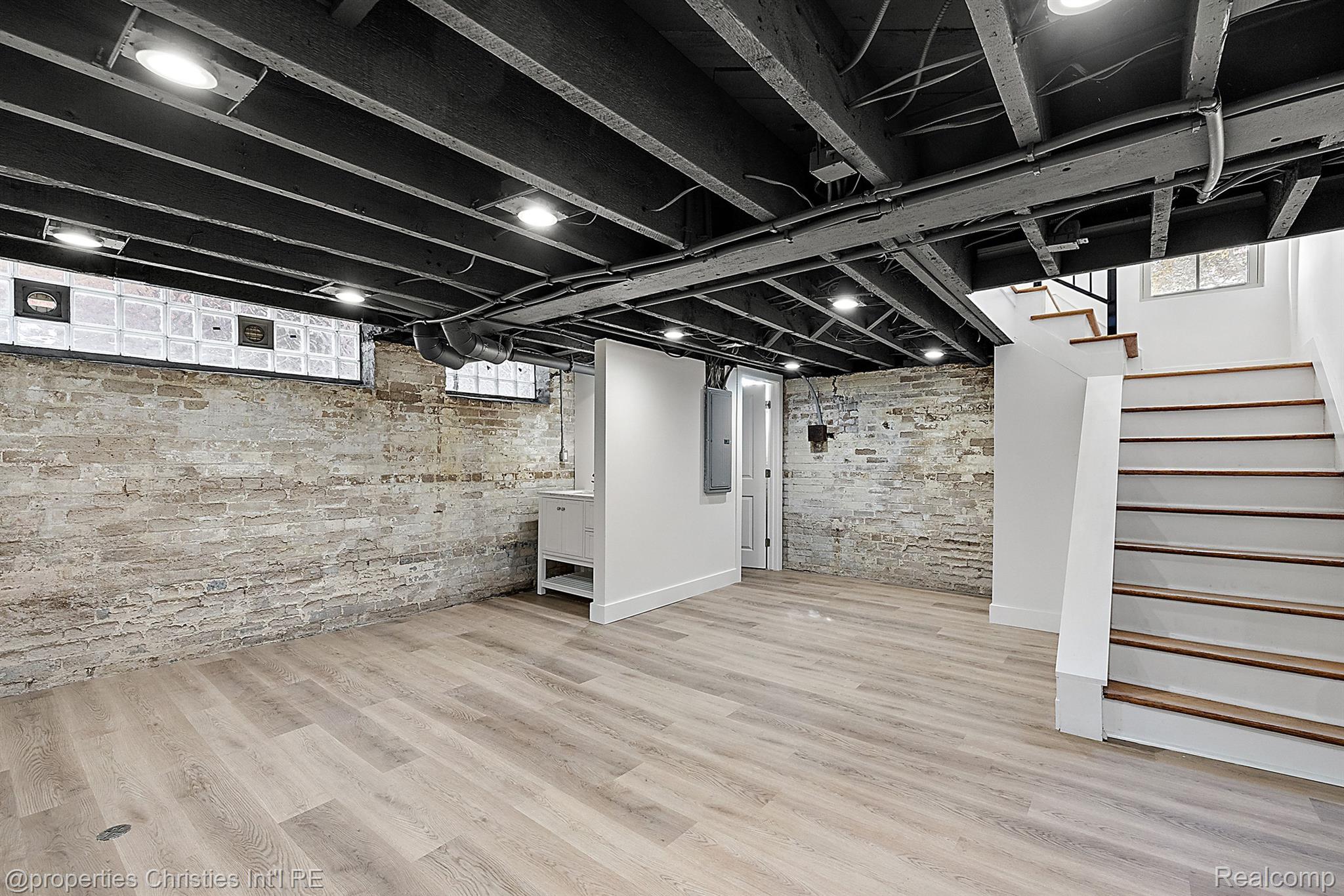 2423 CHICAGO Boulevard