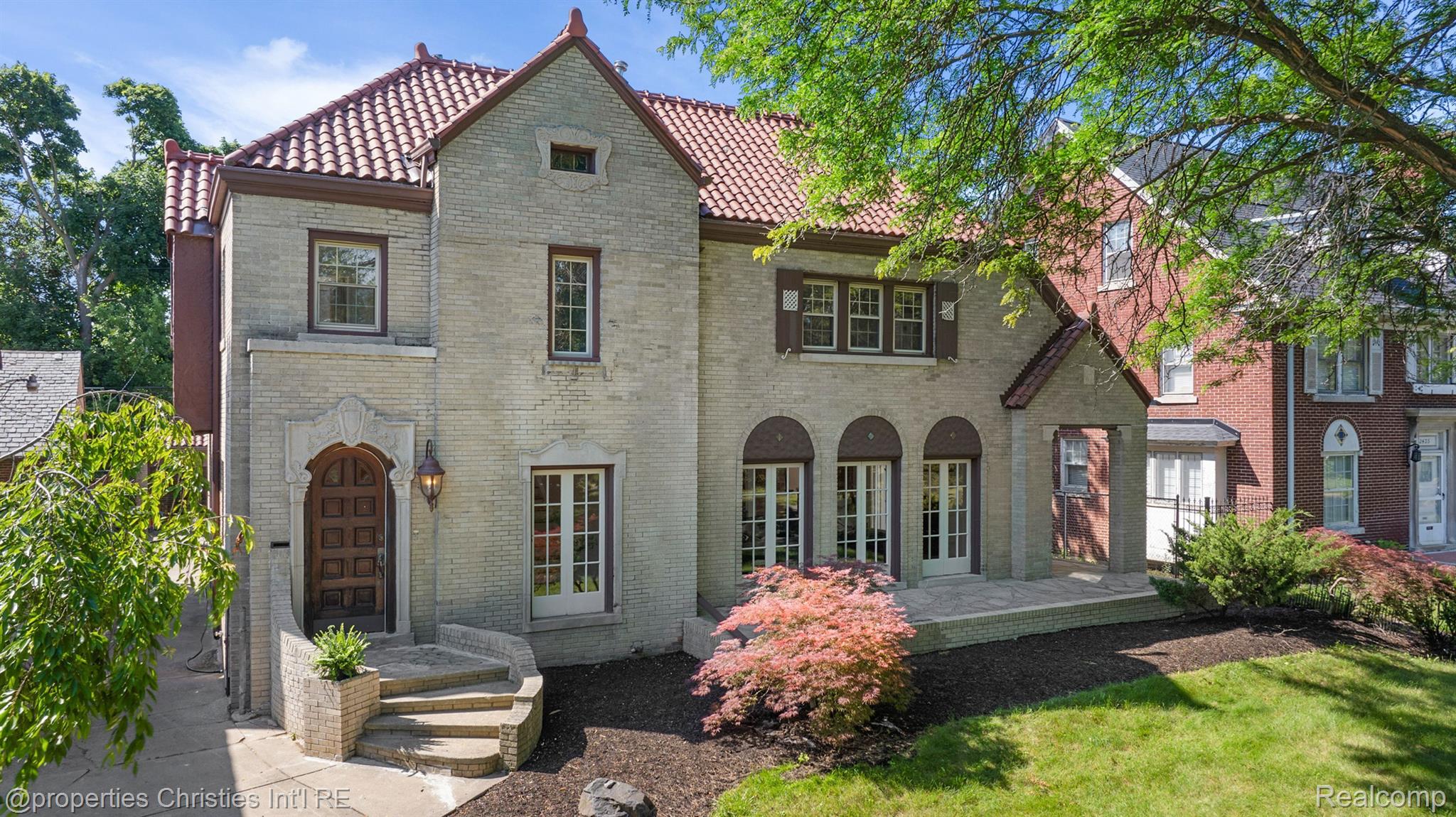 2423 CHICAGO Boulevard