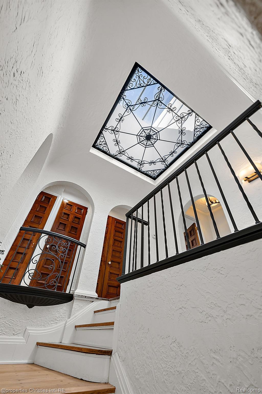 2423 CHICAGO Boulevard