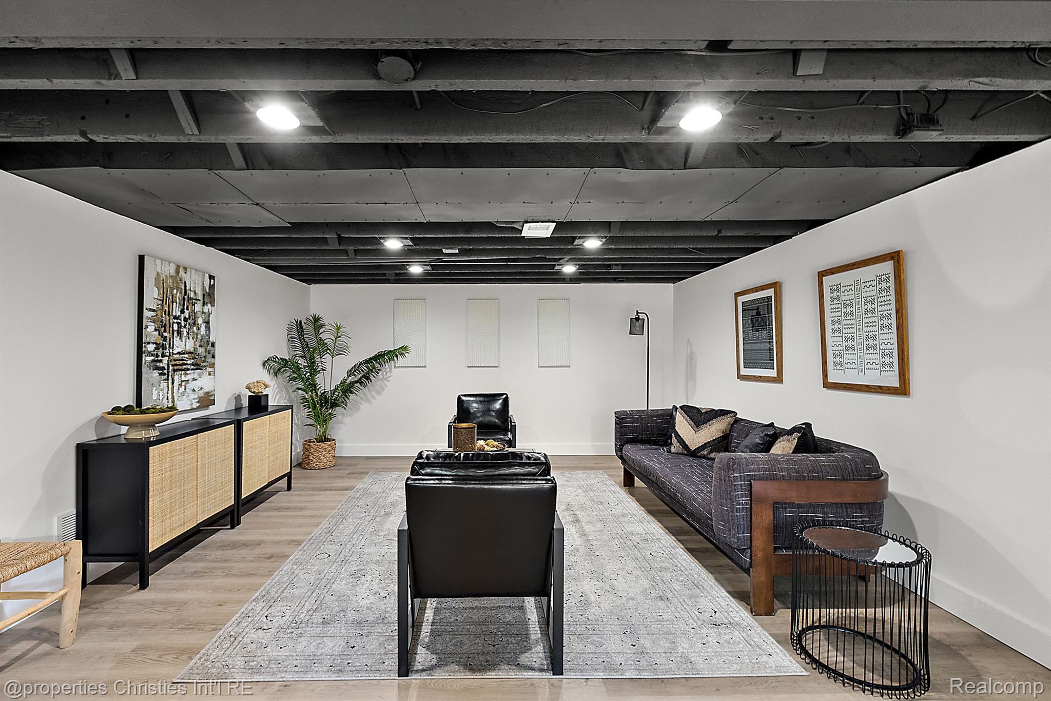 2423 CHICAGO Boulevard