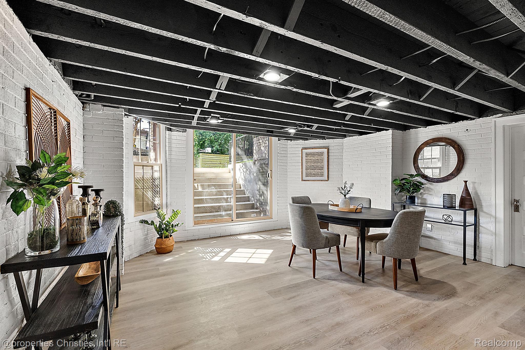 2423 CHICAGO Boulevard