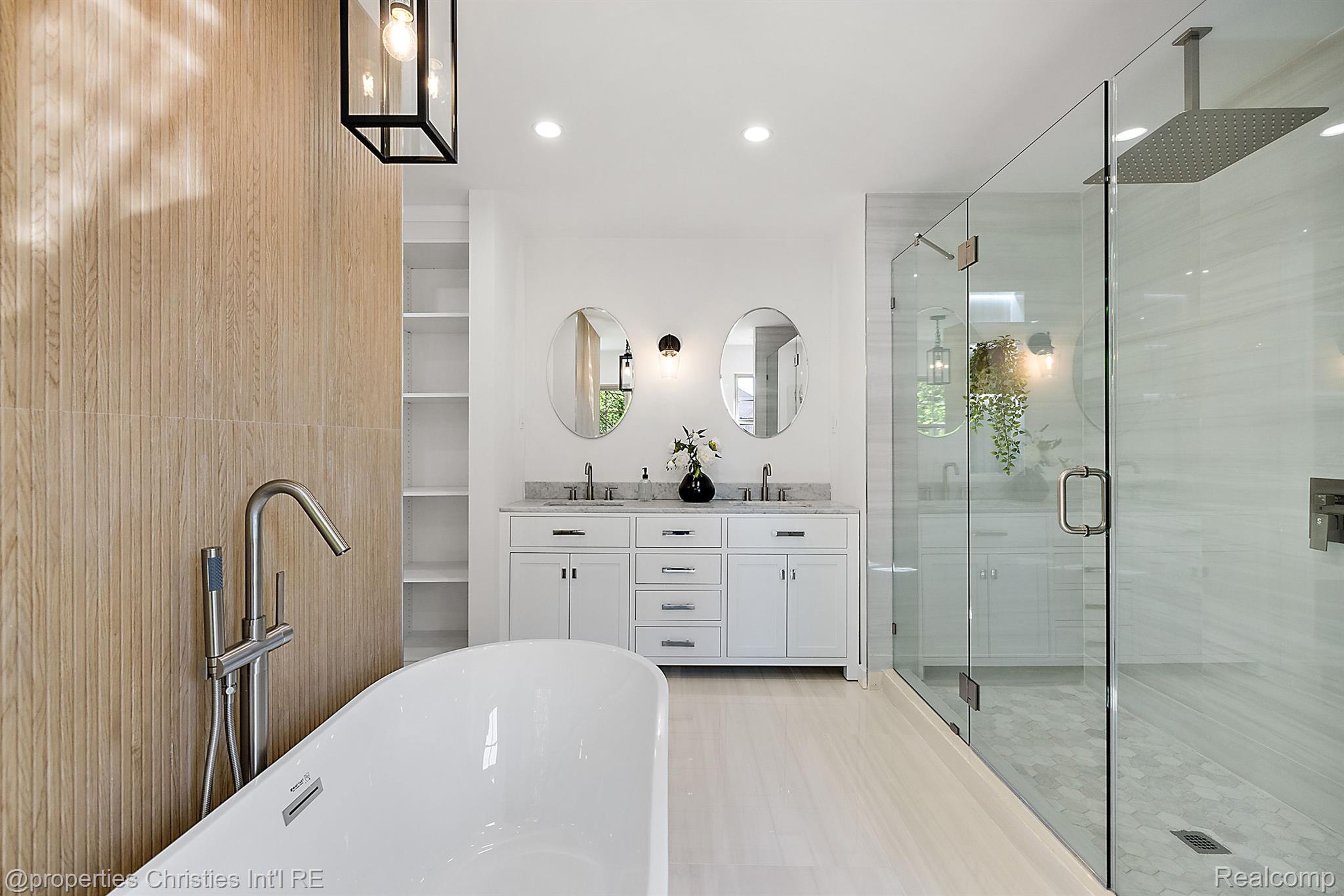 2423 CHICAGO Boulevard