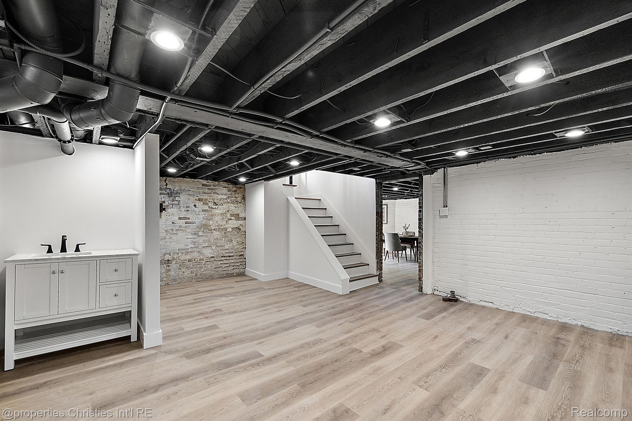 2423 CHICAGO Boulevard