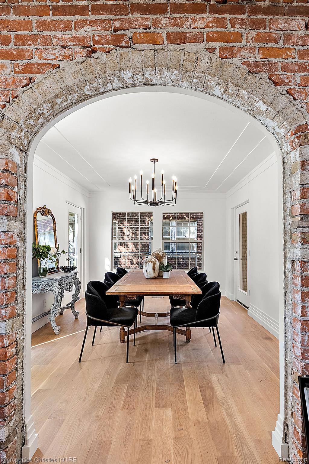 2423 CHICAGO Boulevard