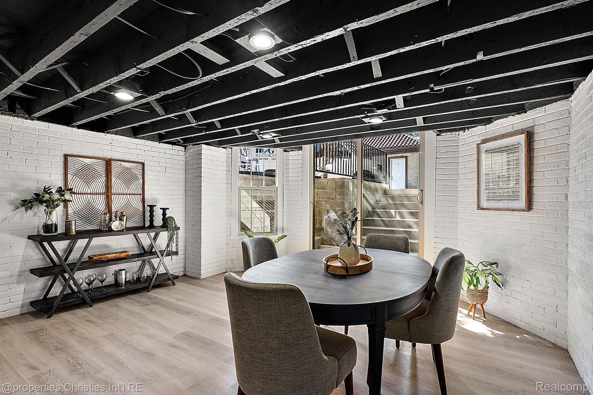 2423 CHICAGO Boulevard