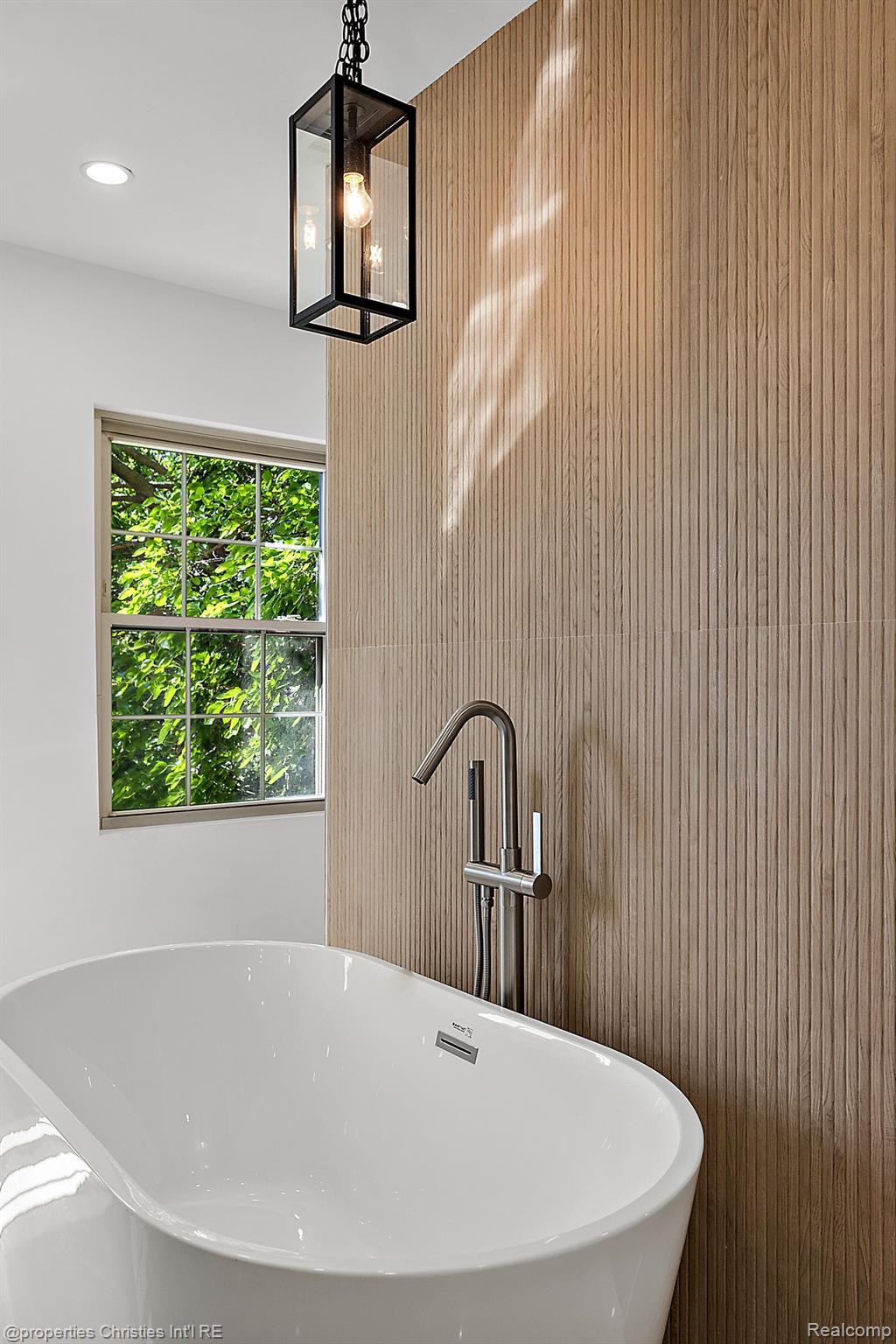 2423 CHICAGO Boulevard