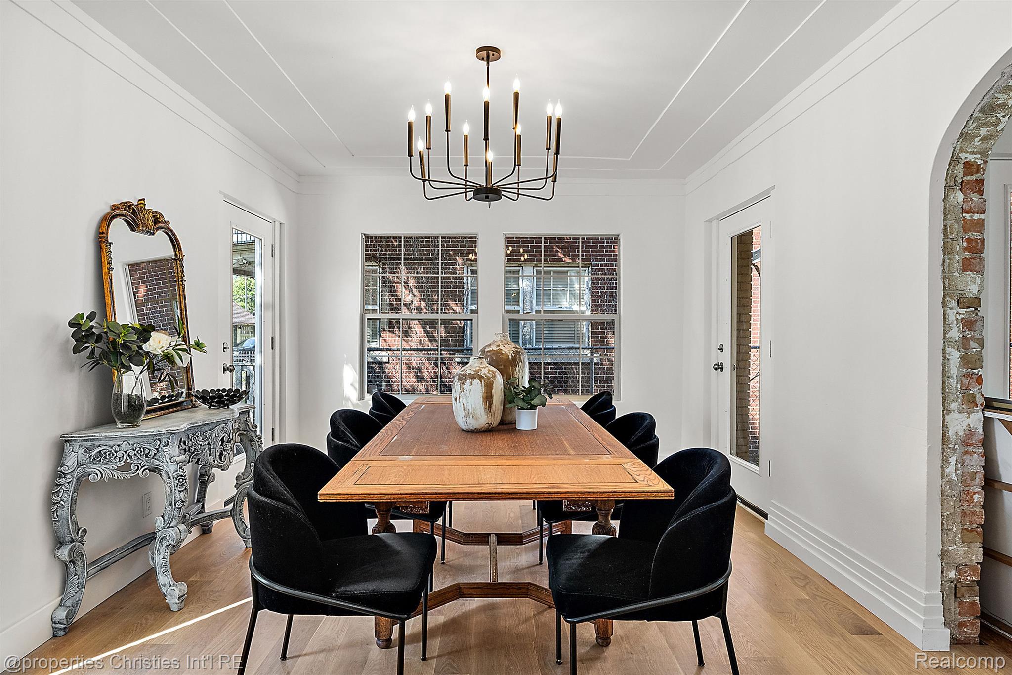 2423 CHICAGO Boulevard